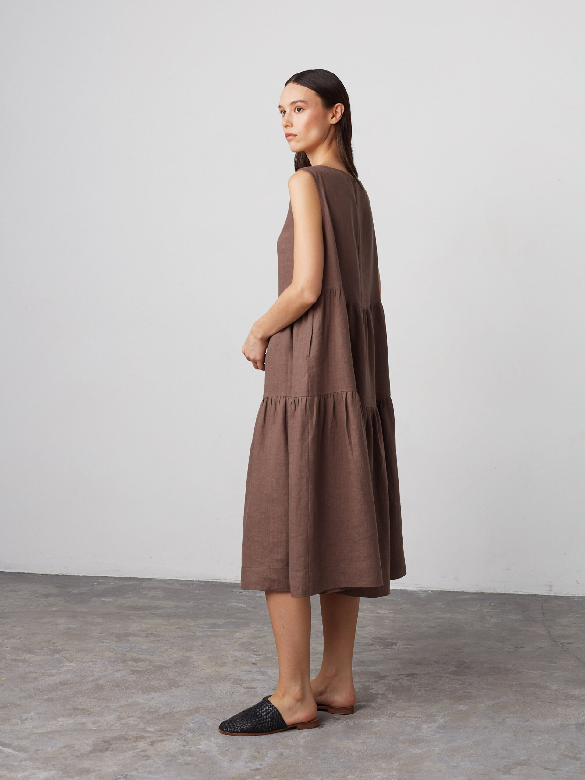 AGOTA Sleeveless Linen Midi Dress - Image 3