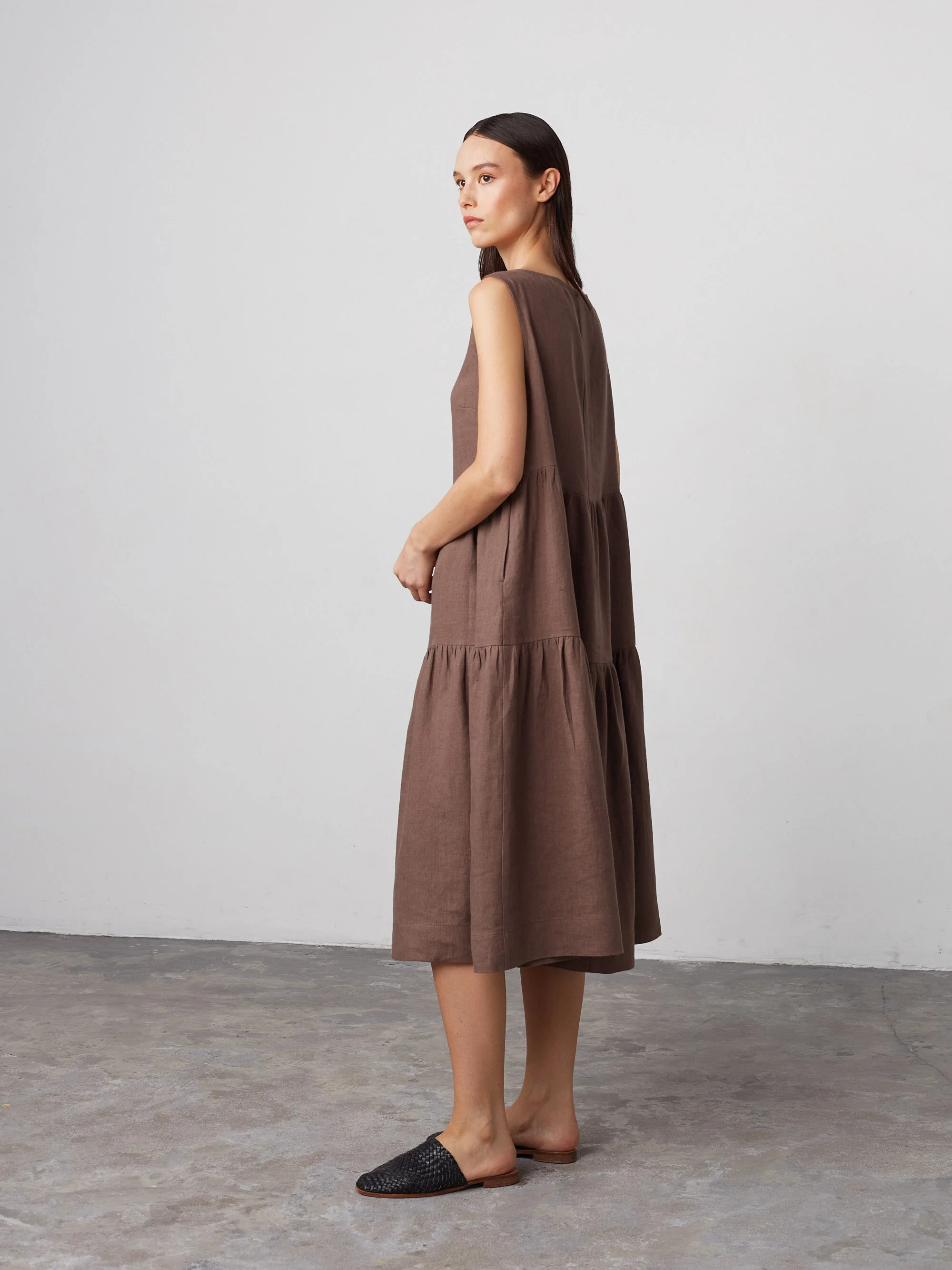 Bild 3 von AGOTA Ärmelloses Leinen Midikleid in von Love and Confuse