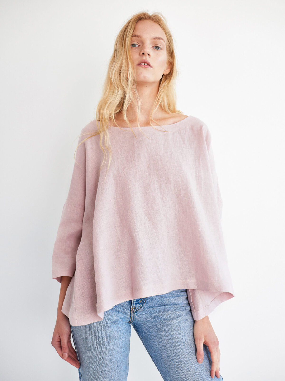 AMELIA ylisuuri pellavapaita omenankukan värisenä sivulta — suoralinjaisesti laskeutuva siluetti