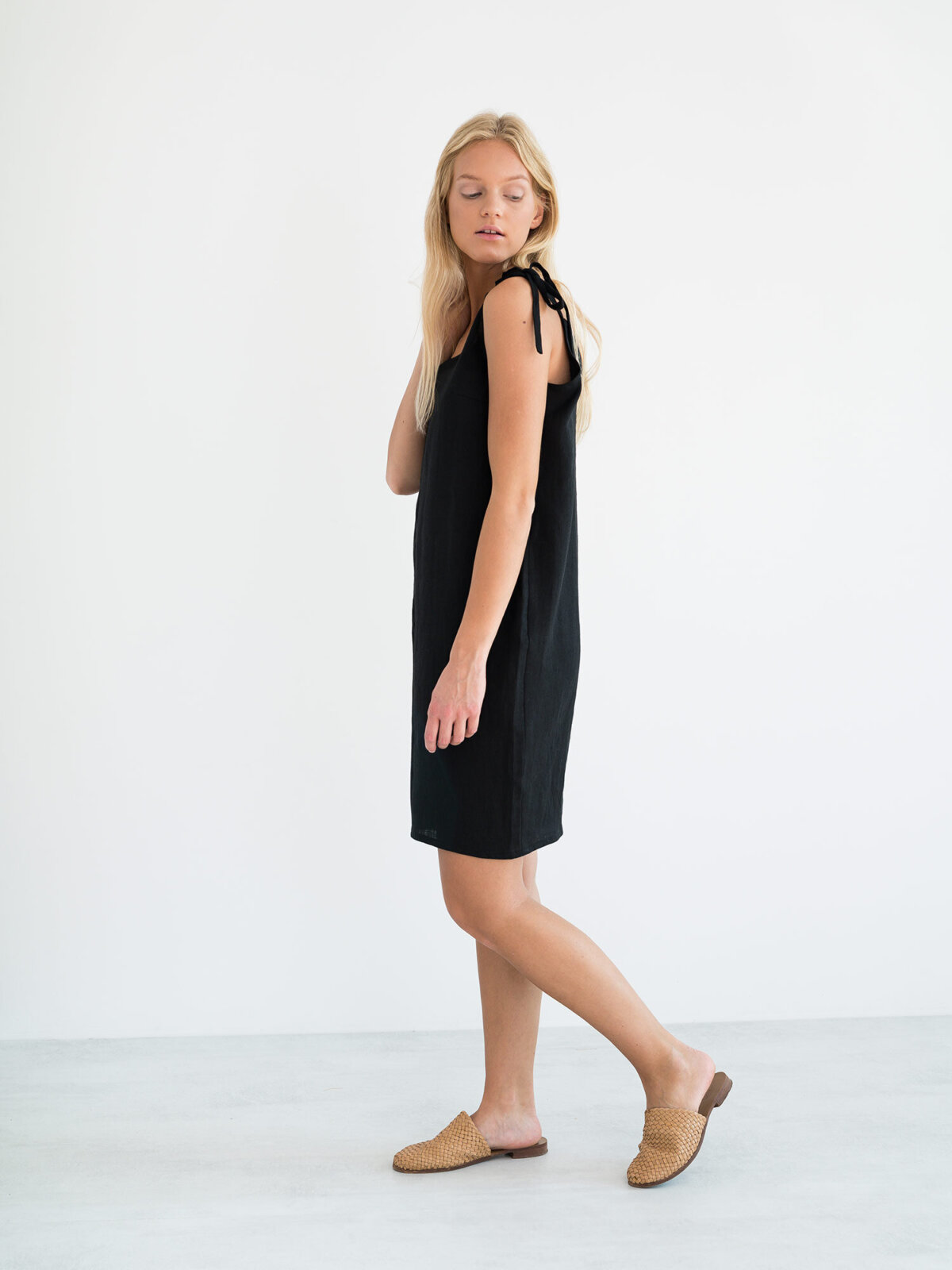 ARIA hihaton pellavamekko Musta — kokovartalokuva