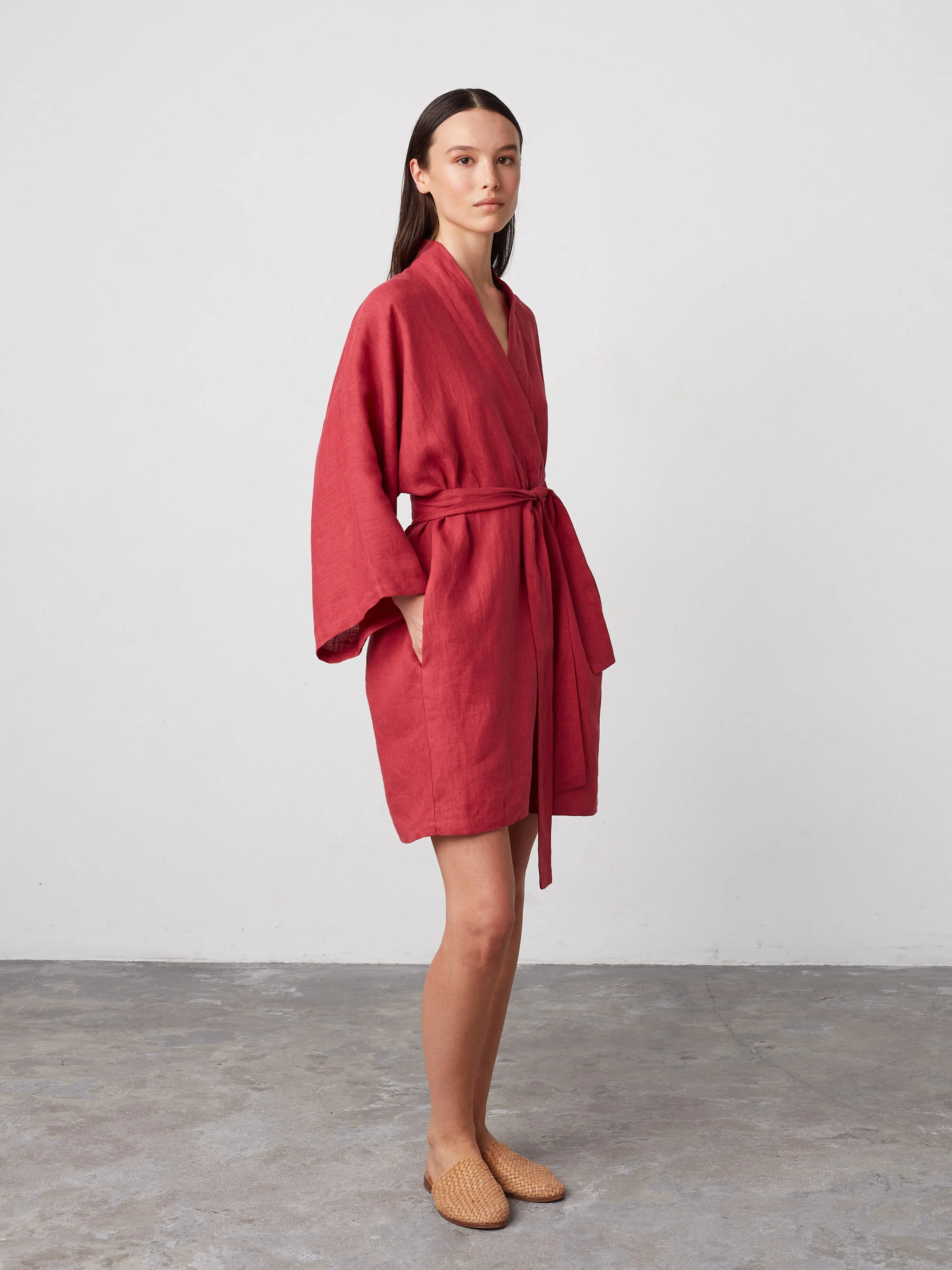 Bild 3 von ATHENA - Wickelkleid aus Leinen in Raspberry, you can also choose other colors above von Love and Confuse