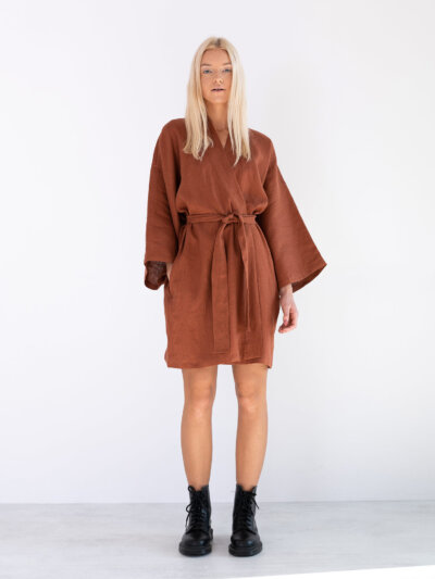 ATHENA pitkähihainen pellavamekko edestä — kimonohenkinen kietaisumalli