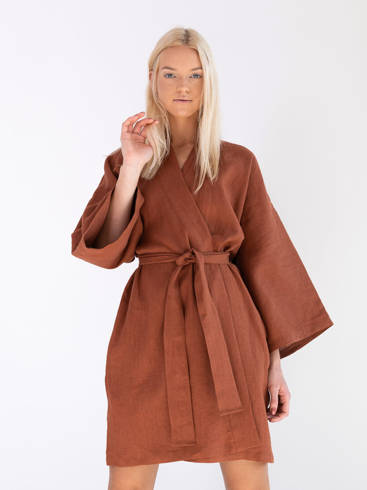 ATHENA pitkähihainen pellavamekko lähikuva — leveät kimonohihat