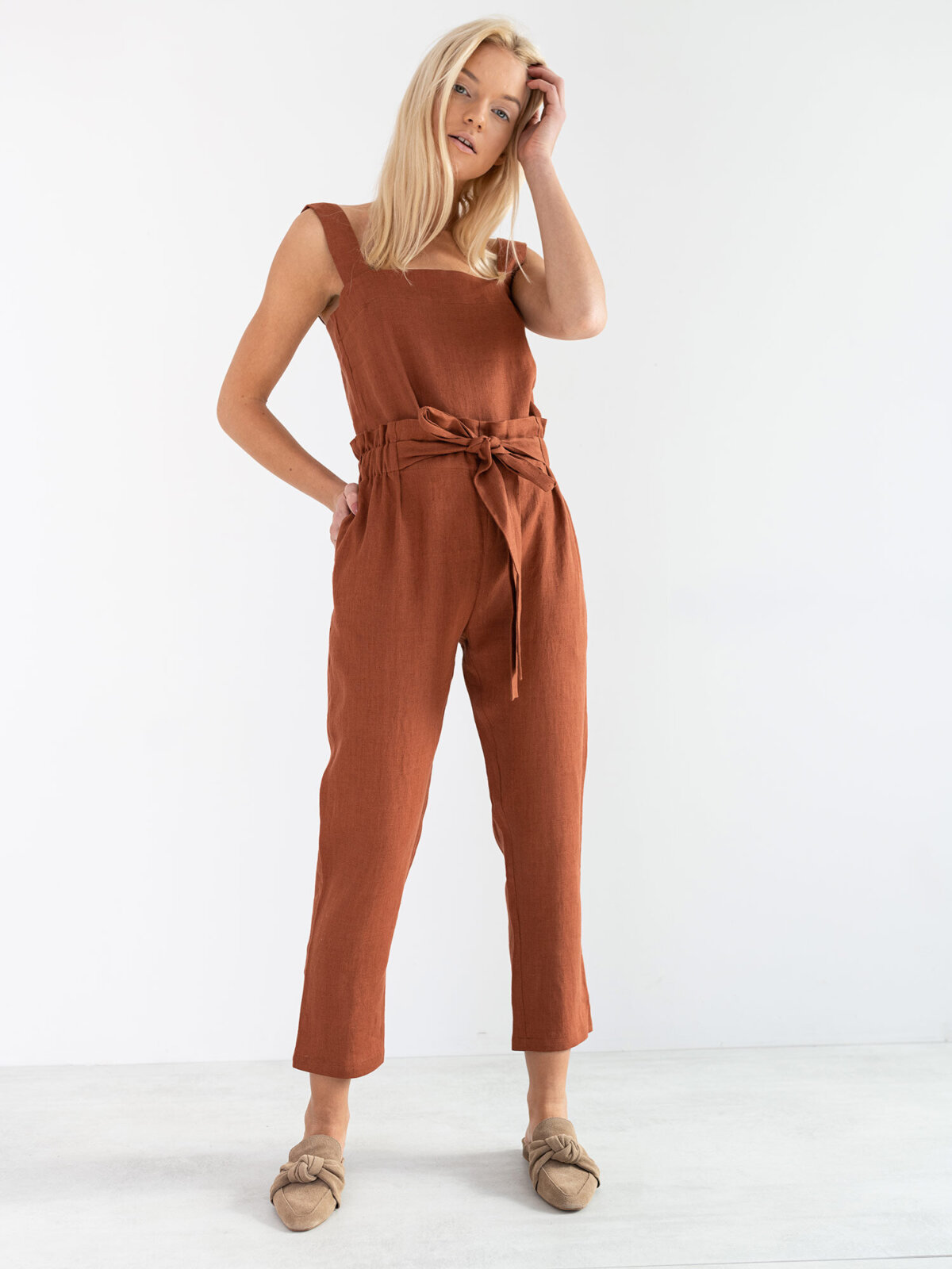 BEA hihaton pellavatoppi ruosteenvärisenä edestä — neliöpääntie ja leveät olkaimet