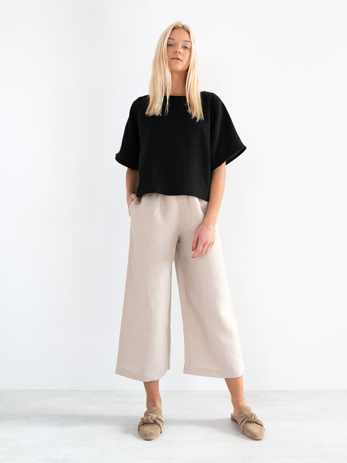 BEE lyhythihainen pellavapaita mustana takaa