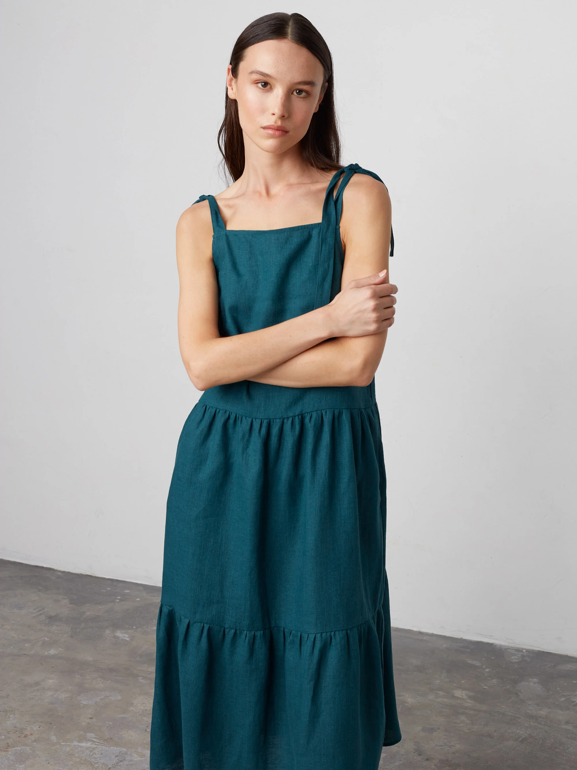 Bild 2 von BERRY Trägerkleid aus Leinen in Emerald blue, you can also choose other colors above von Love and Confuse