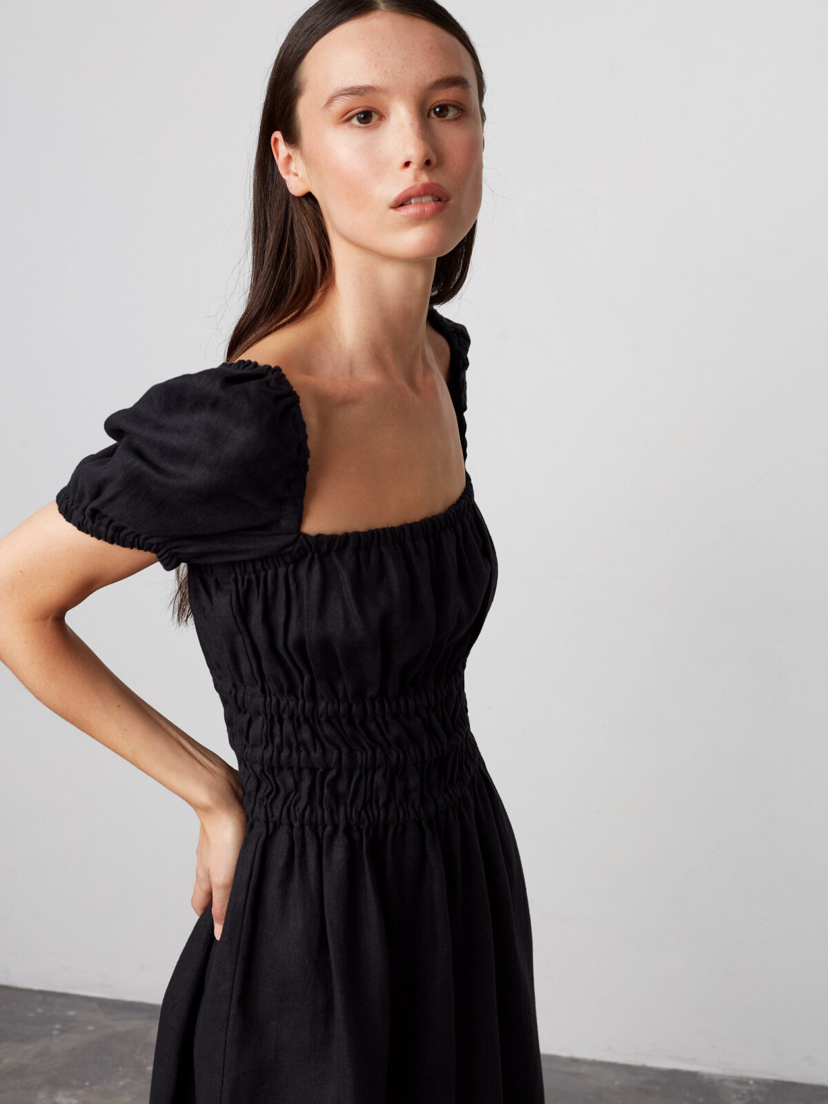 CIELLE lyhyt pellavamekko Musta — lähikuva — neliöpääntie