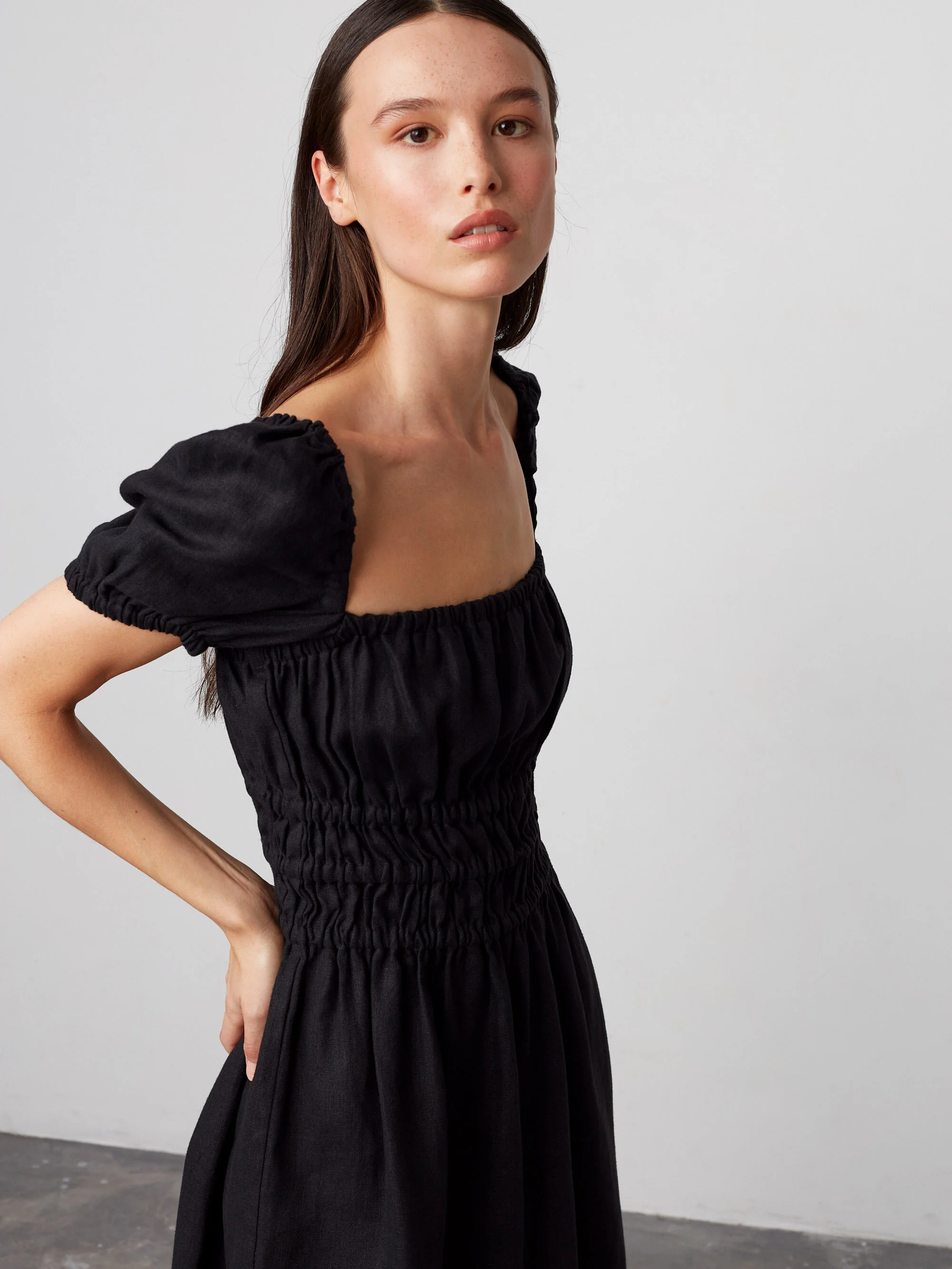 Bild 5 von CIELLE Sommerkleid aus Leinen mit Puffärmeln in von Love and Confuse