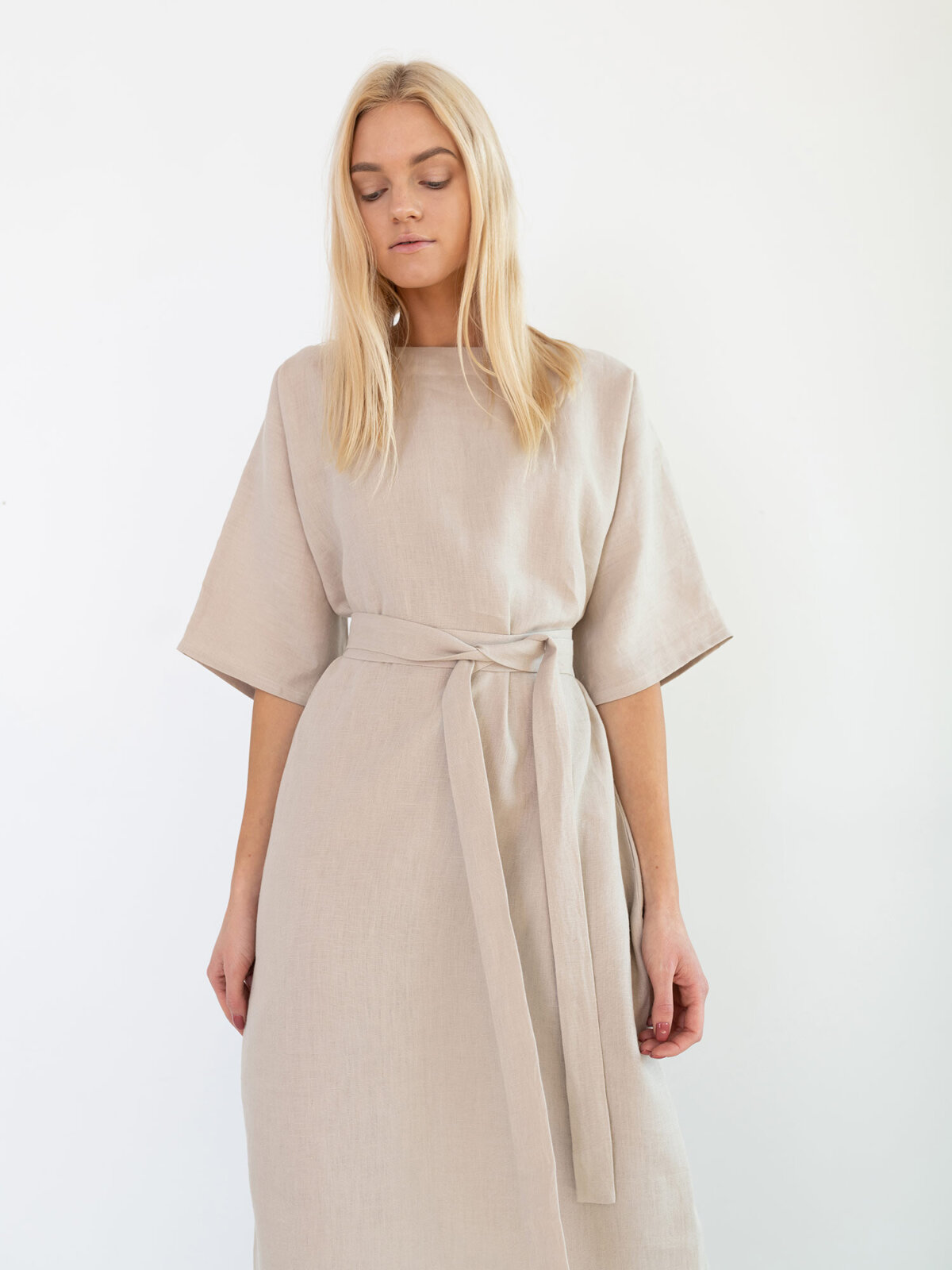 CLEMENTINE pellava midimekko Beige — edestä — pyöreä pääntie ja leveät hihat