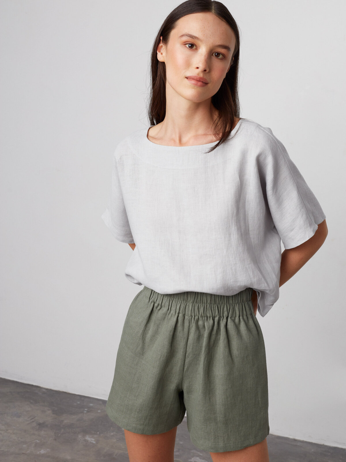 ISLA pellavashortsit Salvianvihreä — edestä