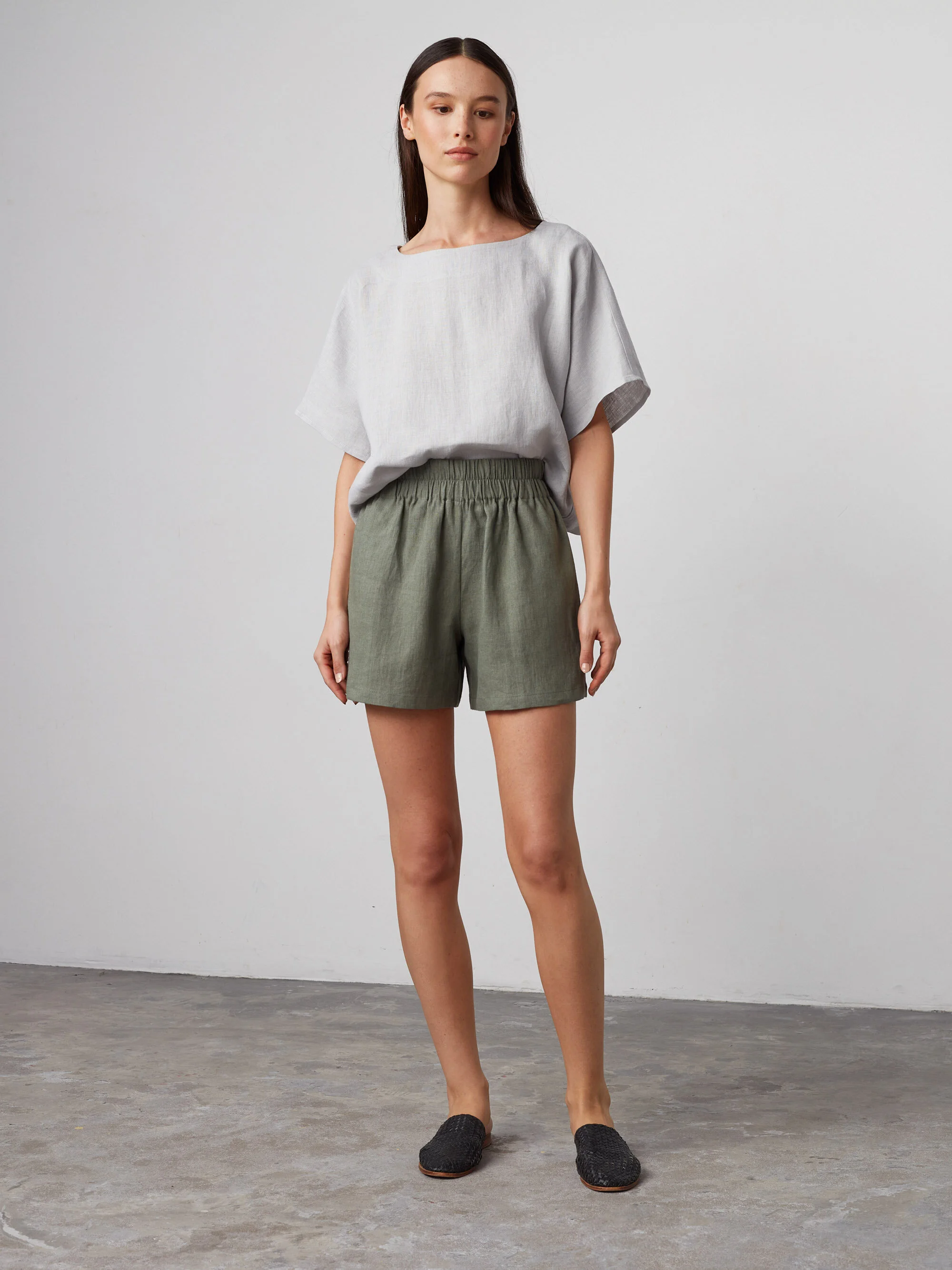 Bild 2 von ISLA - Hochgeschnittene Leinen Shorts in Sage green, you can also choose other colors above von Love and Confuse