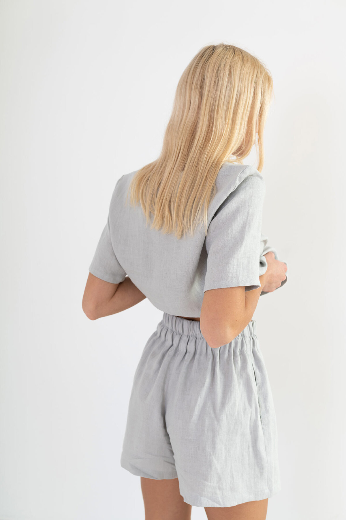 Bild 1 von ISLA - Hochgeschnittene Leinen Shorts in Cloudy grey, you can also choose other colors above von Love and Confuse