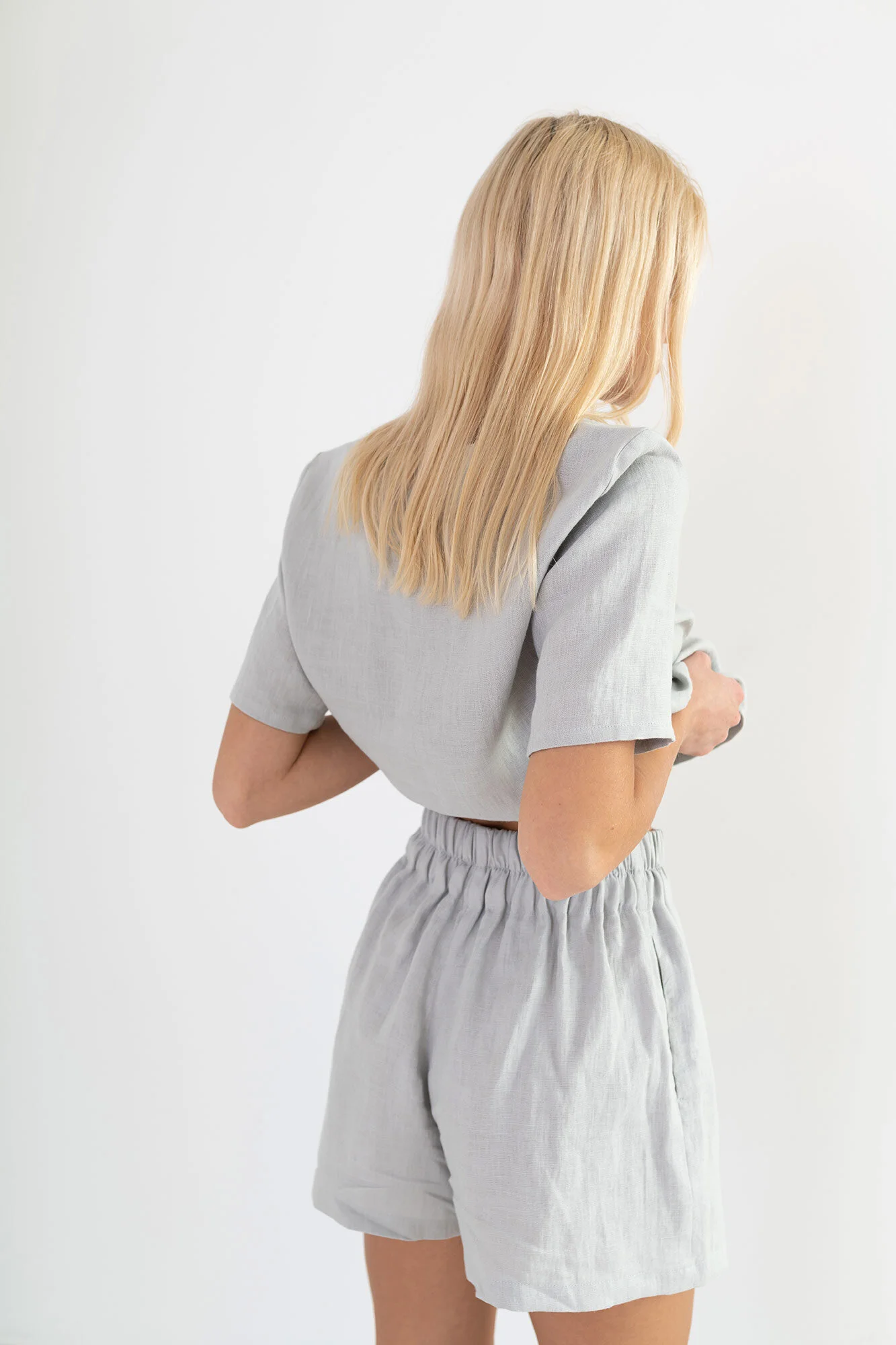 Bild 1 von ISLA - Hochgeschnittene Leinen Shorts in Cloudy grey, you can also choose other colors above von Love and Confuse