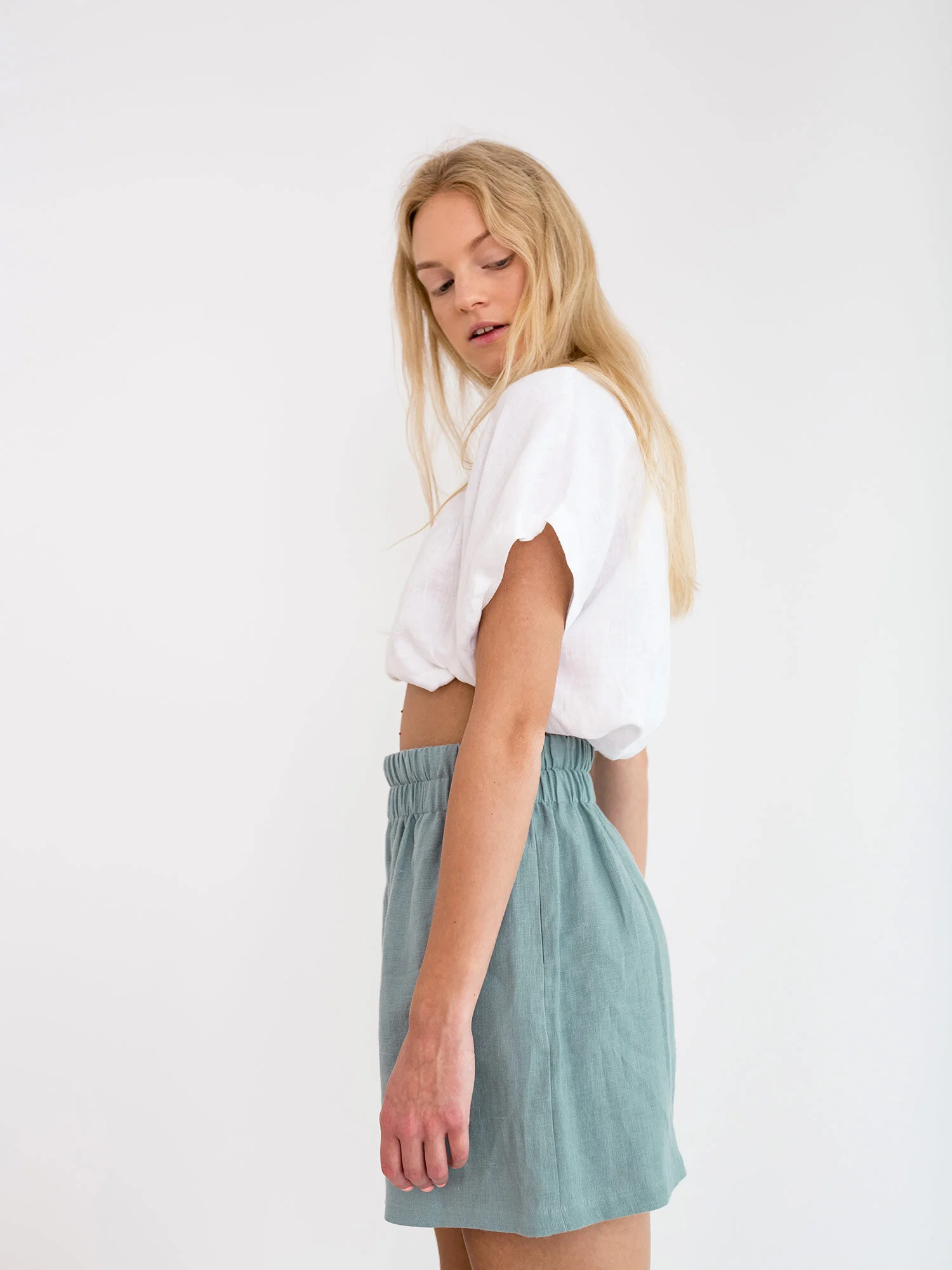 Bild 3 von ISLA - Hochgeschnittene Leinen Shorts in Dark turquoise, you can also choose other colors above von Love and Confuse