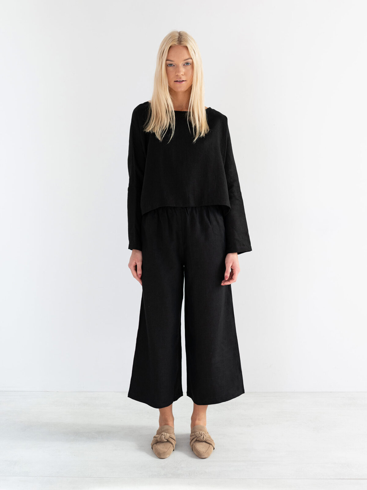 Bild 3 von IVY - Locker Geschnittenes, Kurzes Leinentop in Black, you can also choose other colors above von Love and Confuse