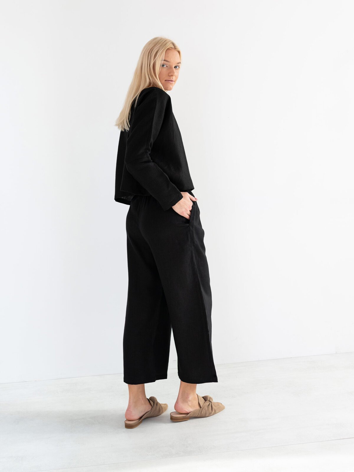 Bild 4 von IVY - Locker Geschnittenes, Kurzes Leinentop in Black, you can also choose other colors above von Love and Confuse