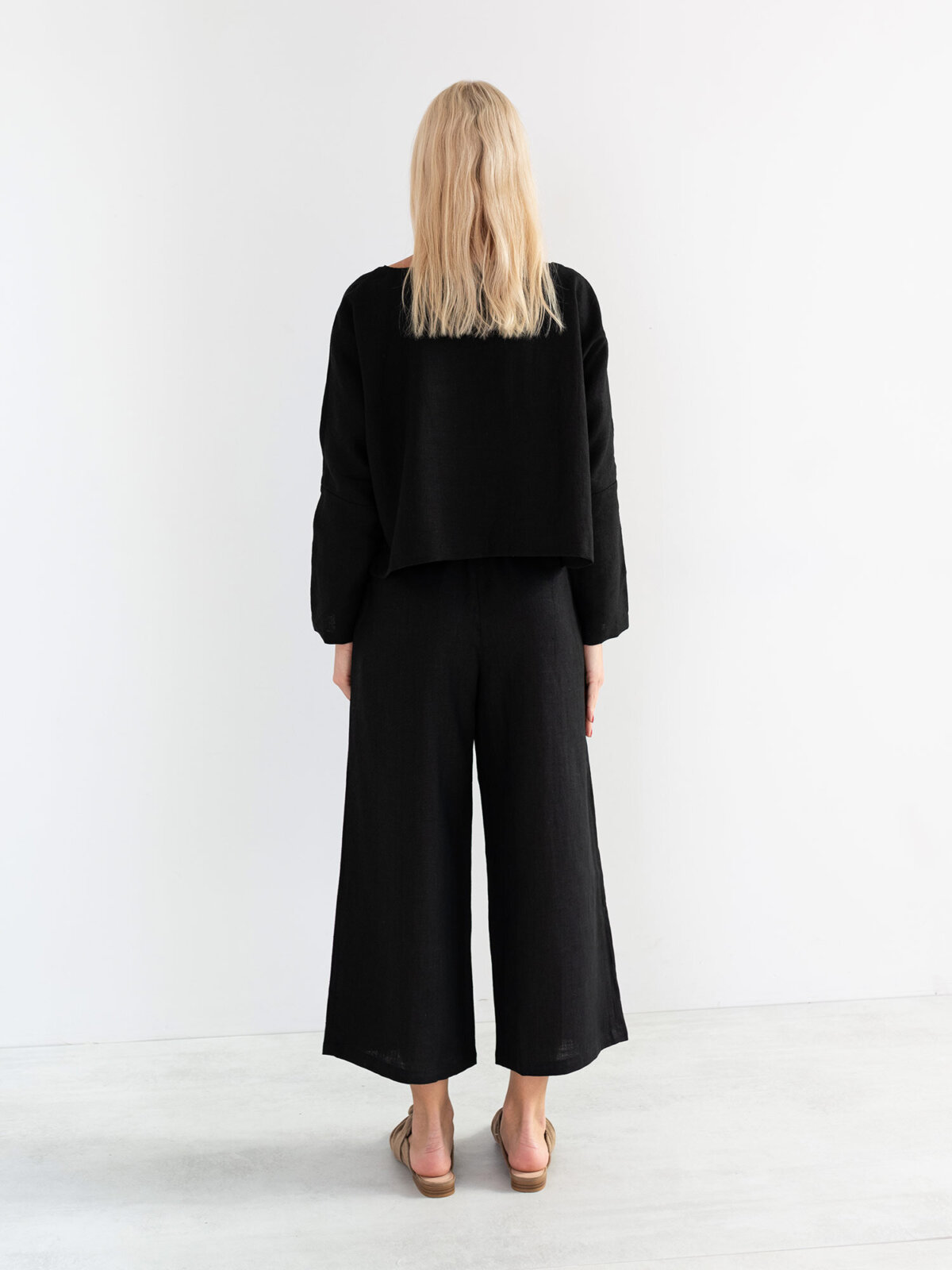 Bild 5 von IVY - Locker Geschnittenes, Kurzes Leinentop in Black, you can also choose other colors above von Love and Confuse