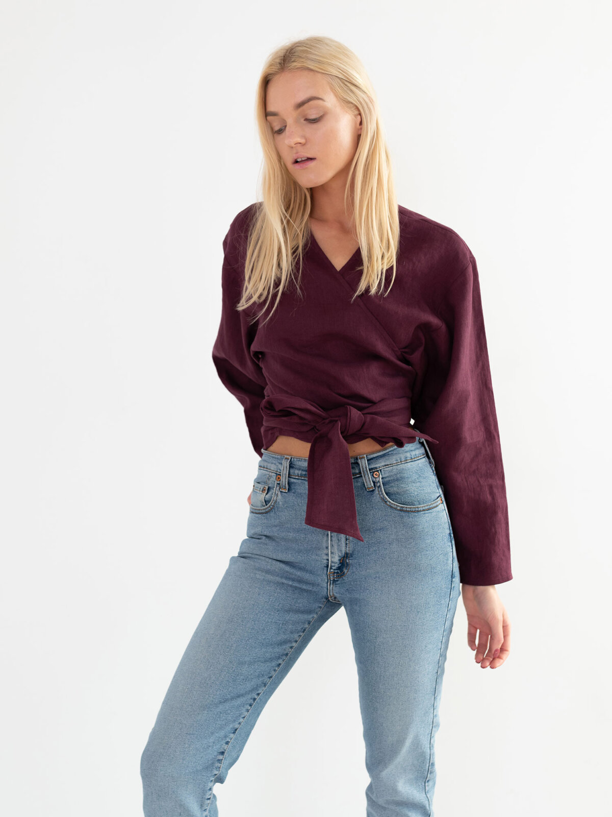 Bild 1 von JUNE Leinen Wickeltop in Eggplant, you can also choose other colors above von Love and Confuse