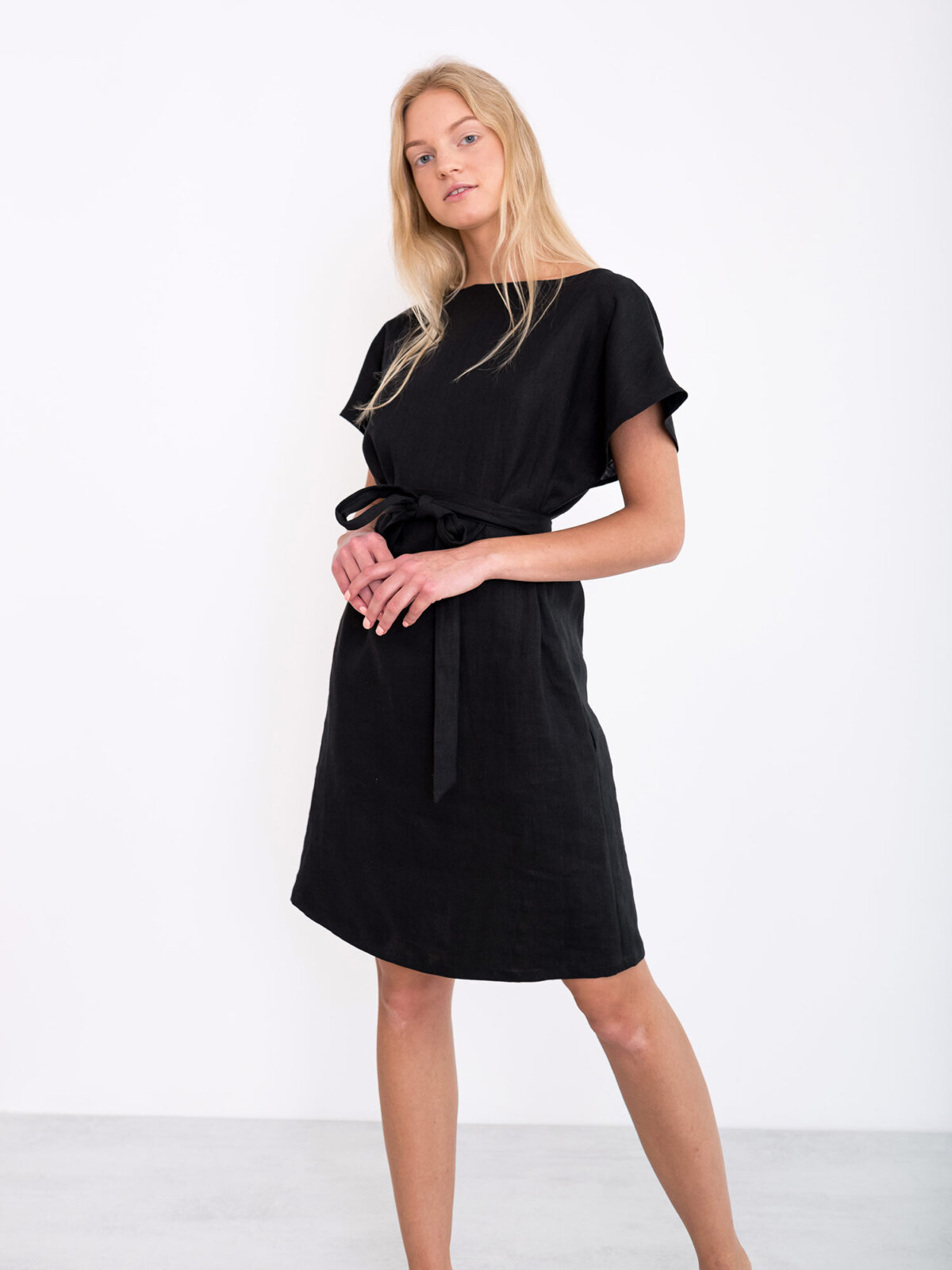 PENELOPE vyöllinen pellavamekko Musta — sivulta