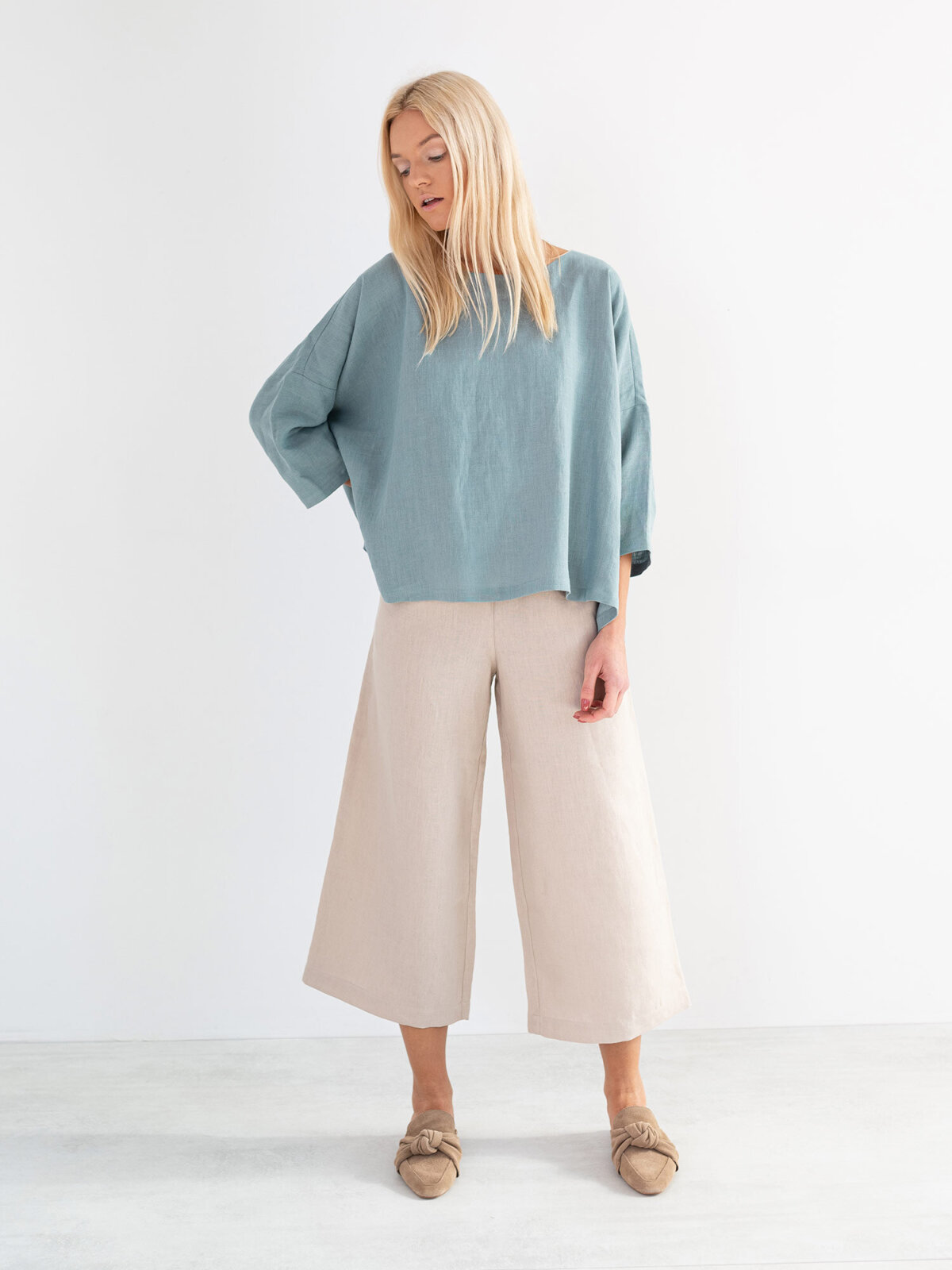 RILEY Väljät pellavahousut Beige — edestä