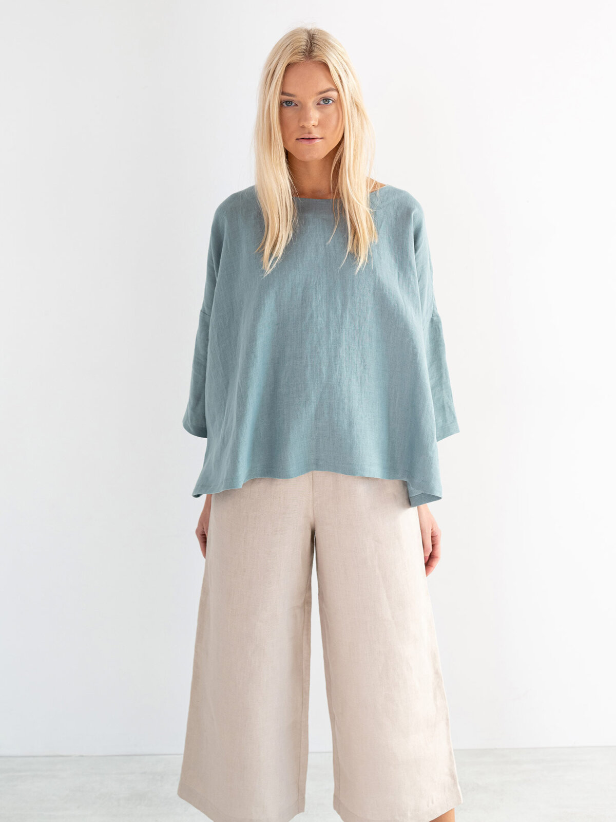 RILEY Väljät pellavahousut Beige — kokovartalokuva