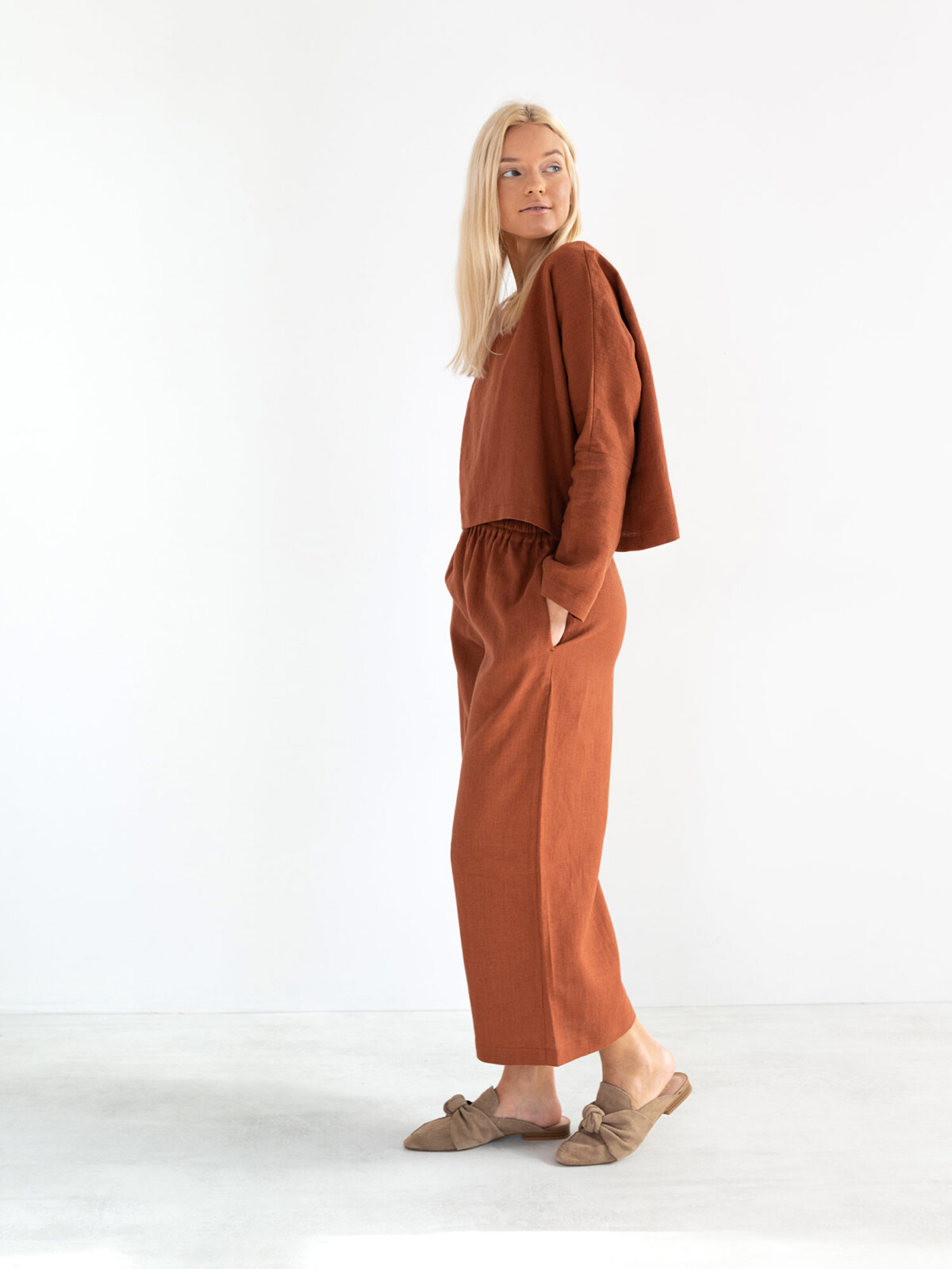 RILEY Väljät pellavahousut Ruoste — takaa