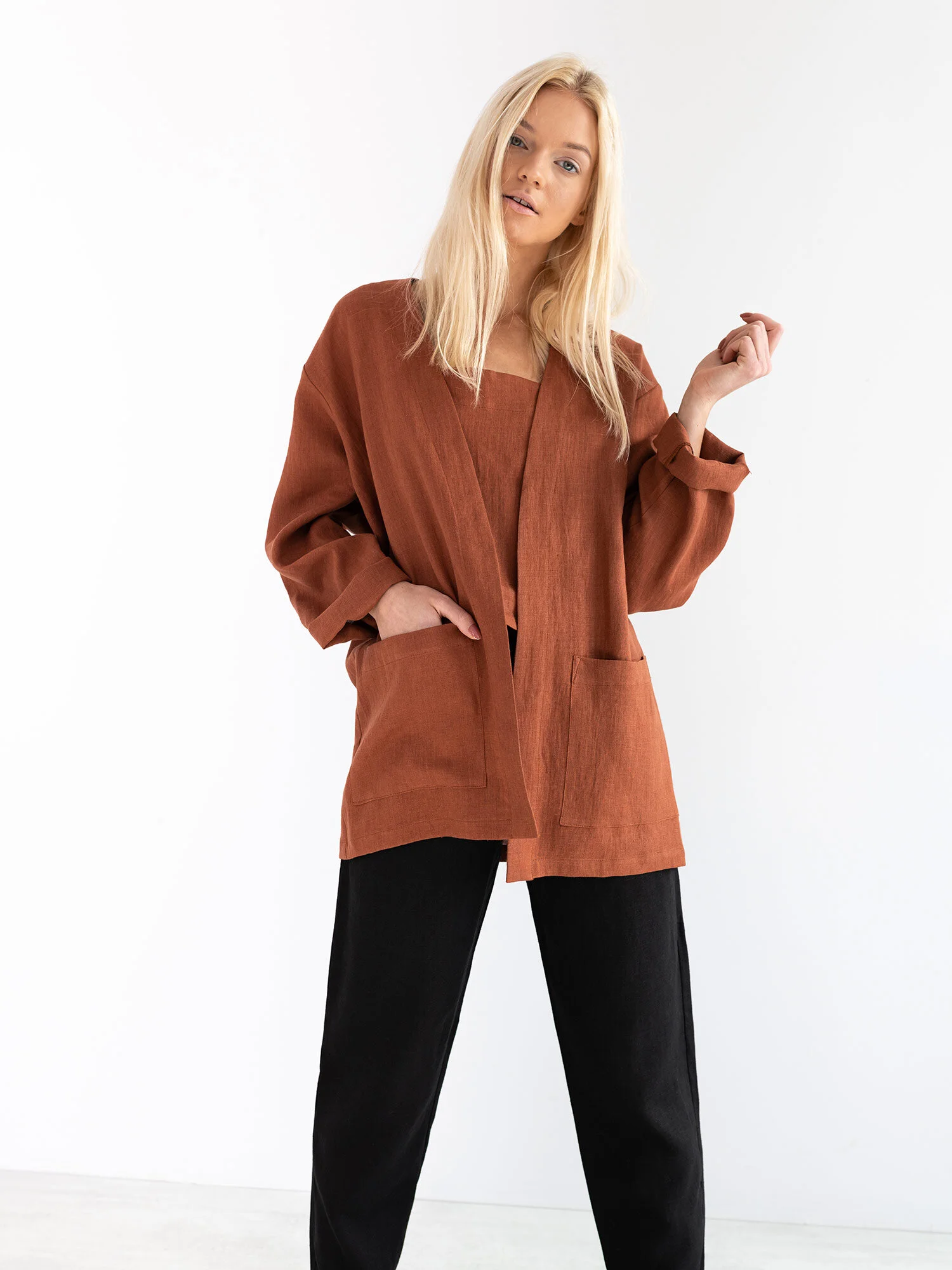 Bild 1 von SELBY Leinenjacke in Rust, you can also choose other colors above von Love and Confuse
