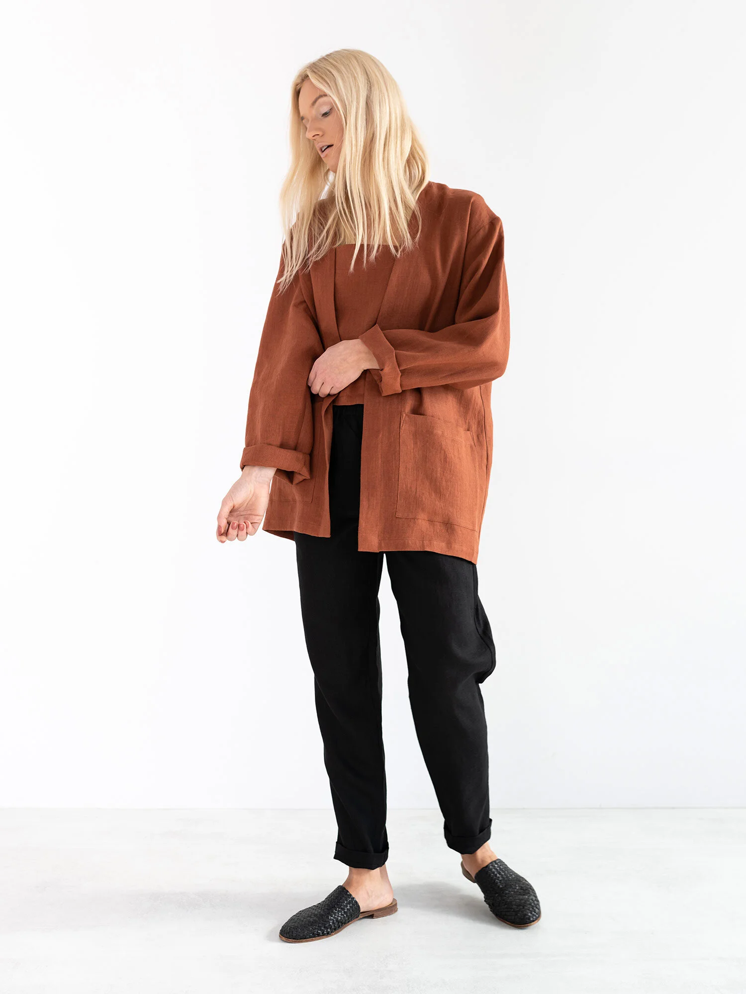 Bild 2 von SELBY Leinenjacke in Rust, you can also choose other colors above von Love and Confuse