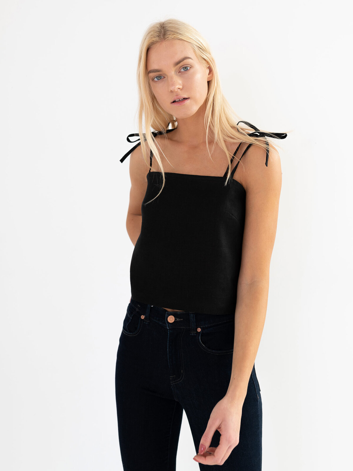 SOPHIE lyhyt pellavatoppi Musta — kokovartalokuva