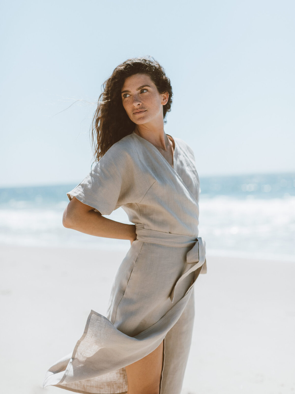 SUMMER pellava kietaisumekko Beige — edestä