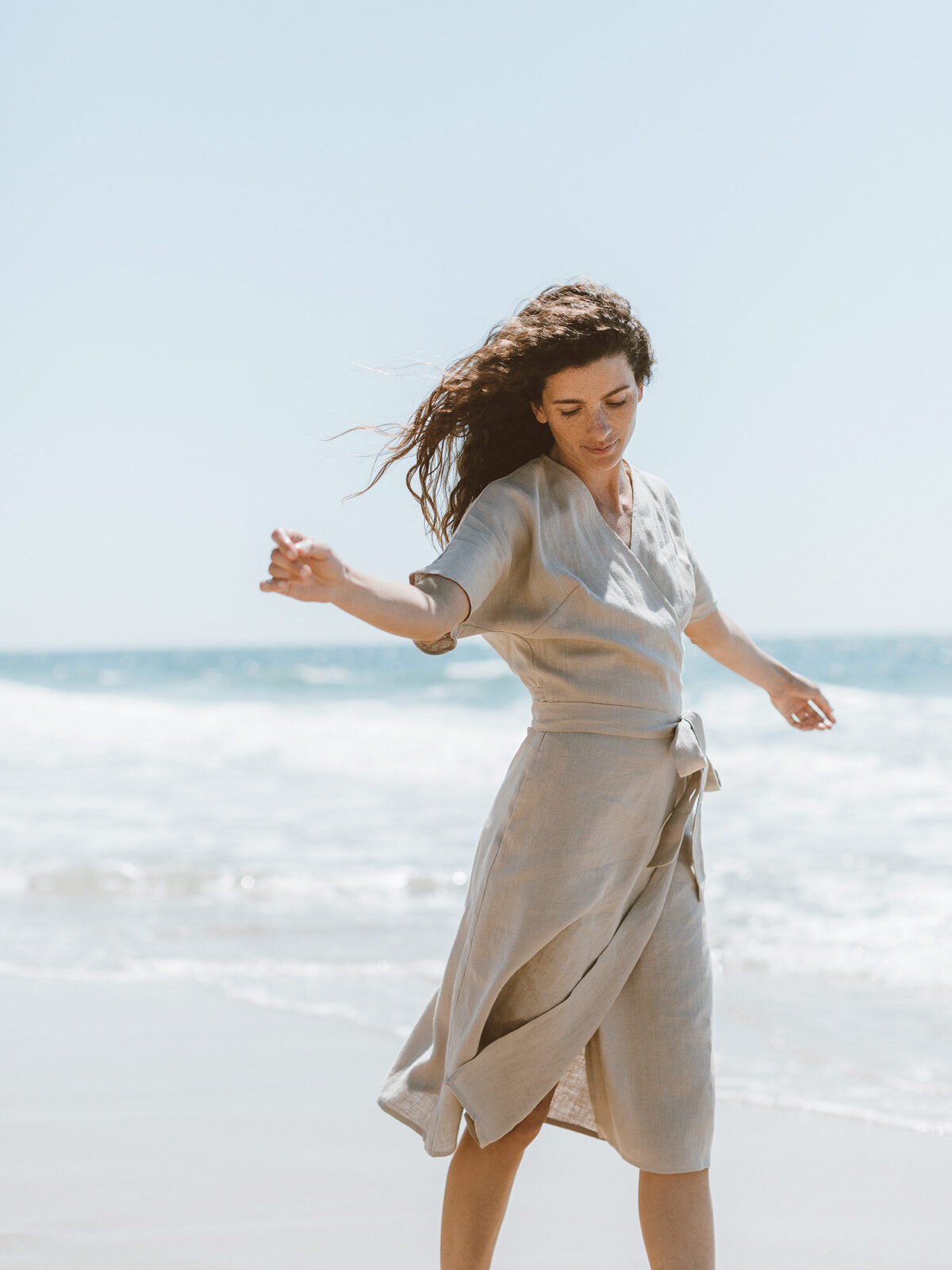 SUMMER pellava kietaisumekko Beige — kokovartalokuva