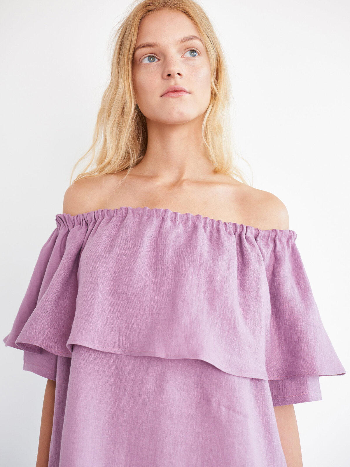 THALIA olkapäätön pellavamekko Orkidea — kokovartalokuva