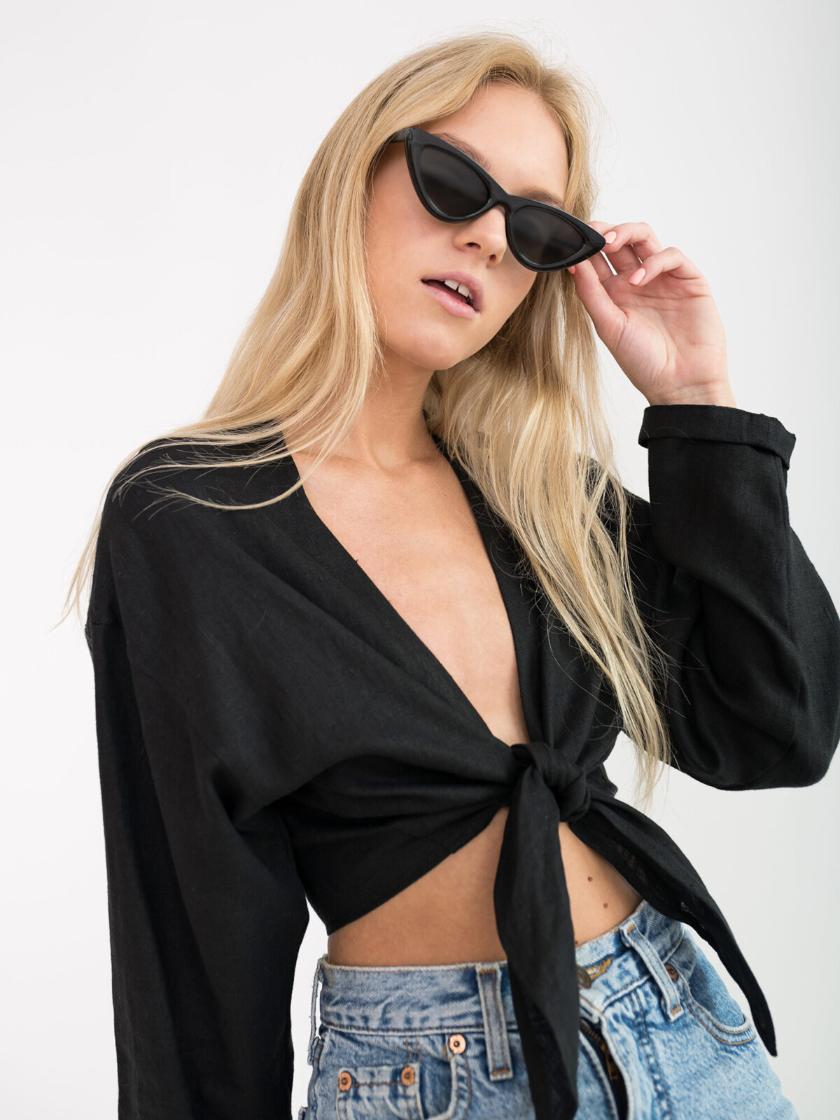 THEA pellavatoppi Musta — yksityiskohta — solmu edessä