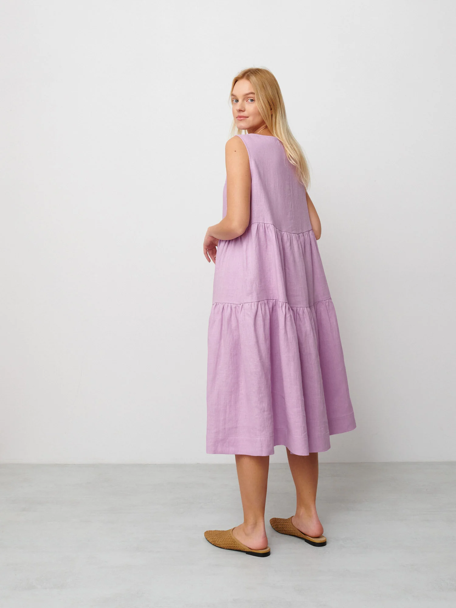 Bild 5 von AGOTA Ärmelloses Leinen Midikleid in Lilac, you can also choose other colors above von Love and Confuse