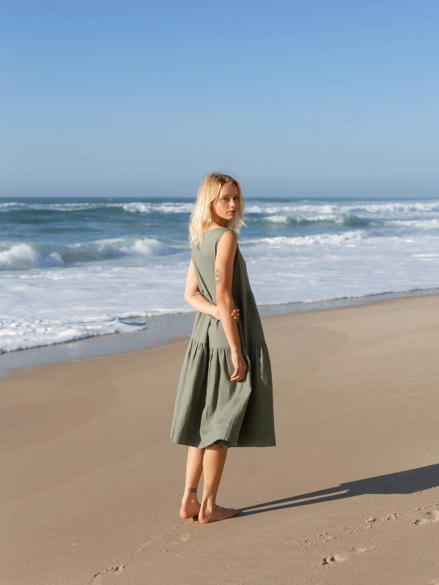 Bild 3 von AGOTA Ärmelloses Leinen Midikleid in von Love and Confuse