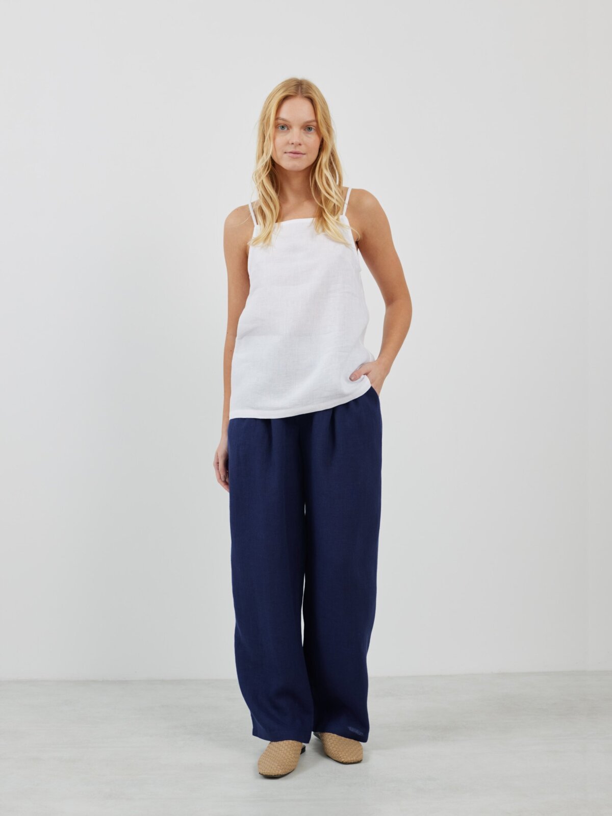 Bild 2 von AMBER Leinentop mit Spaghettiträgern in Weiß von Love and Confuse