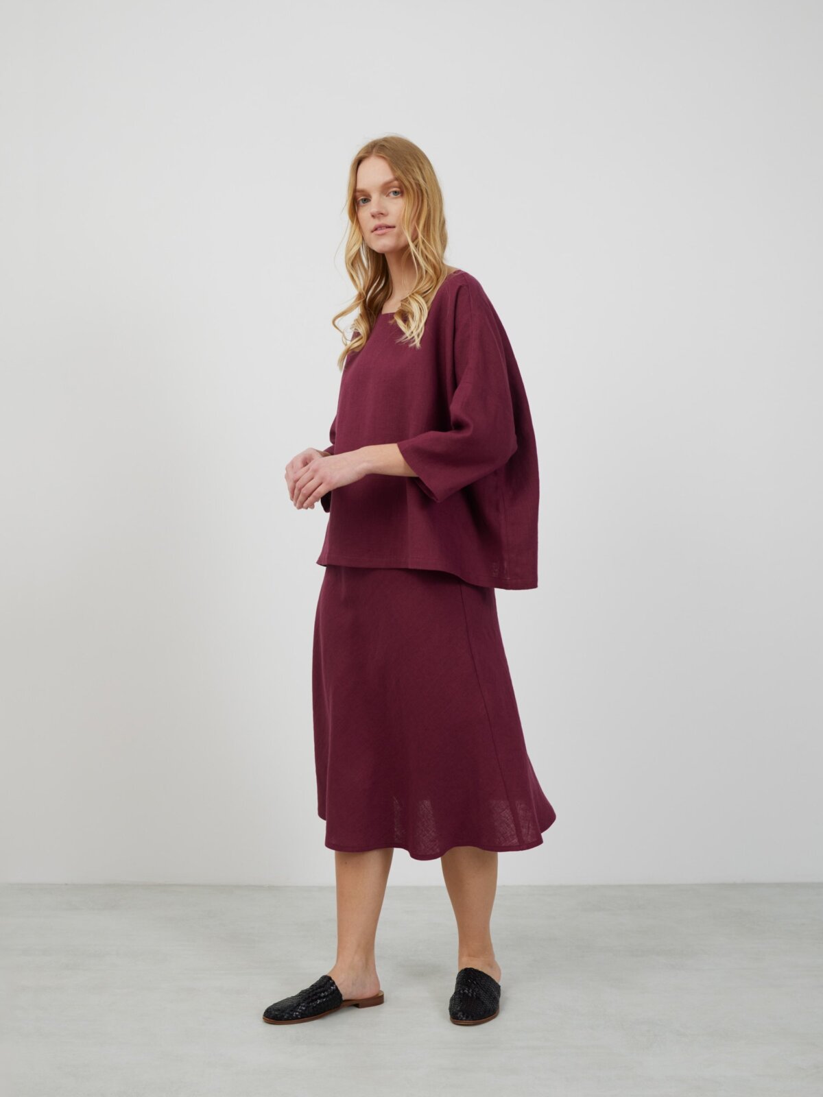 AMELIA ylisuuri pellavapaita tummanviolettina kokokuvassa