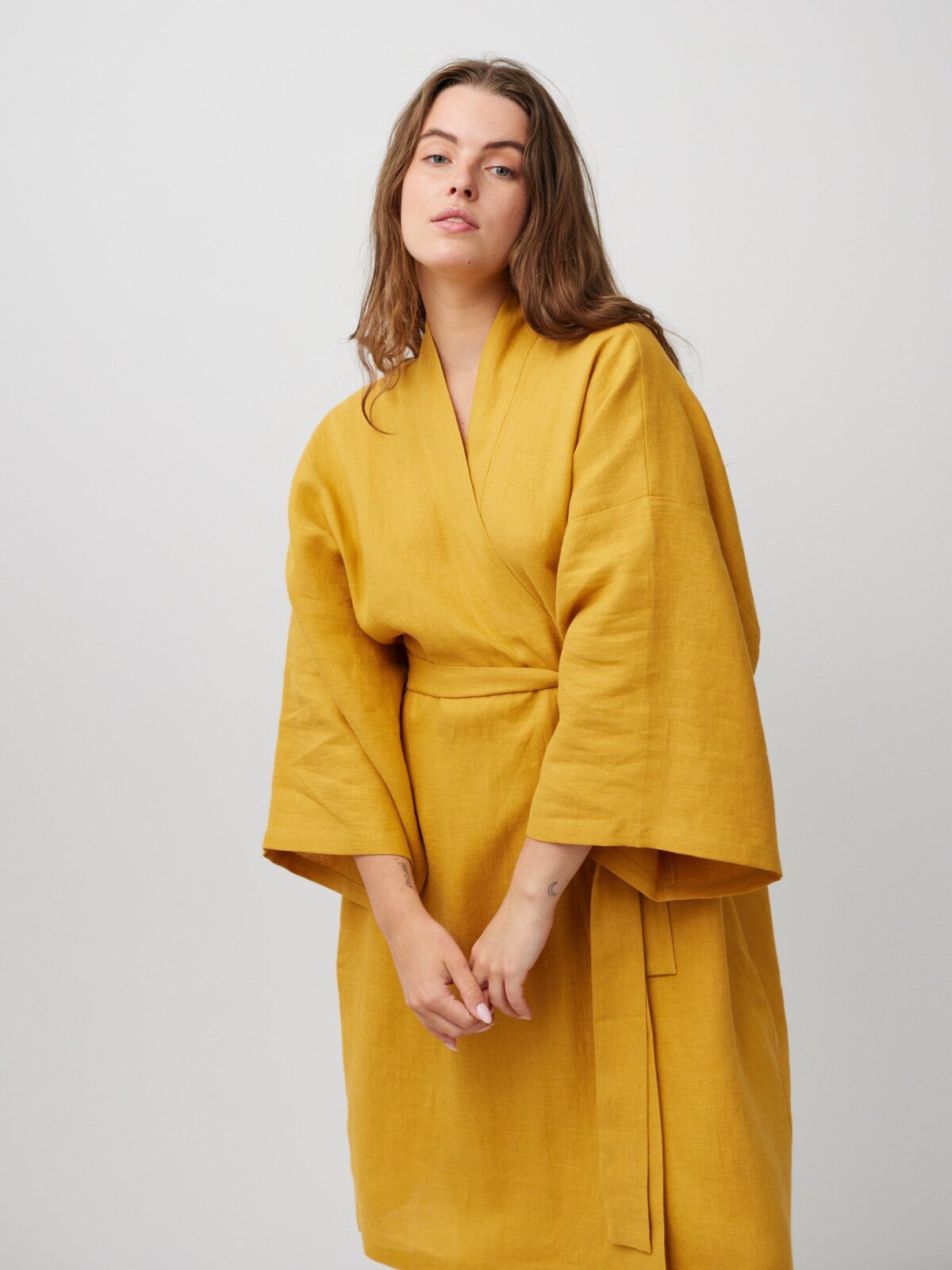 ATHENA pitkähihainen pellavamekko edestä — kimonohenkinen kietaisumalli