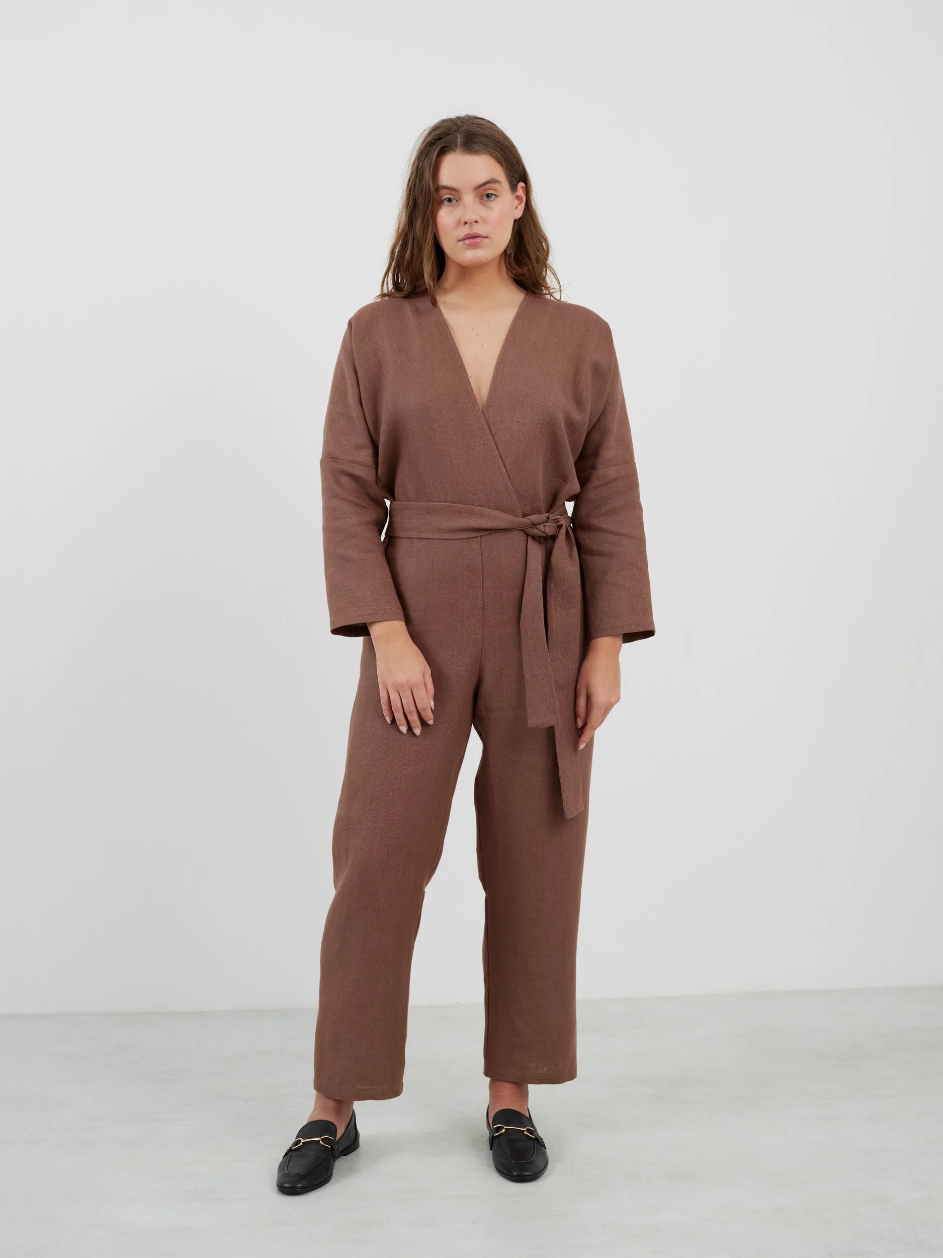 Bild 2 von ATLAS Leinen Jumpsuit mit langen Ärmeln in von Love and Confuse
