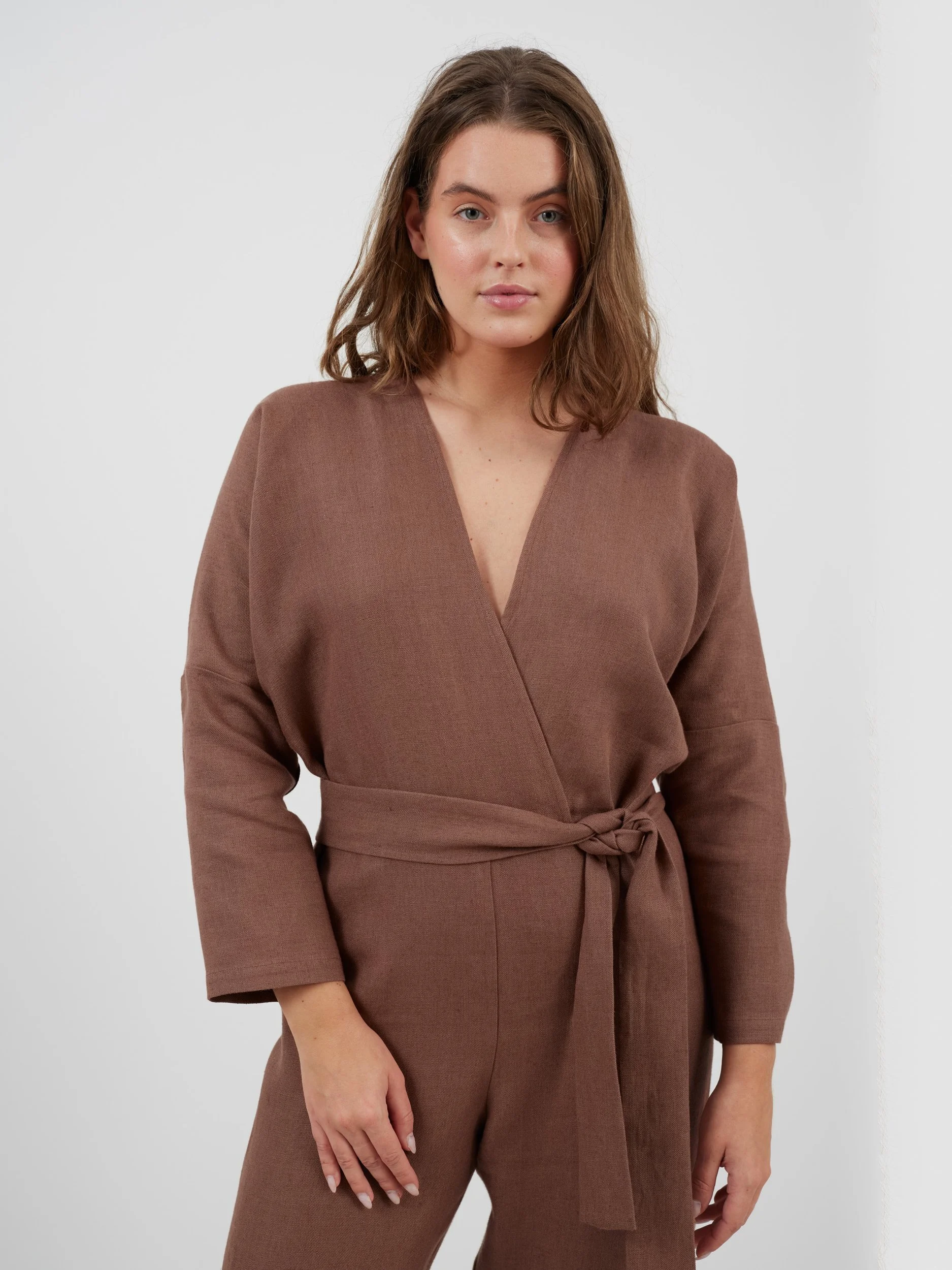 Bild 3 von ATLAS Leinen Jumpsuit mit langen Ärmeln in von Love and Confuse