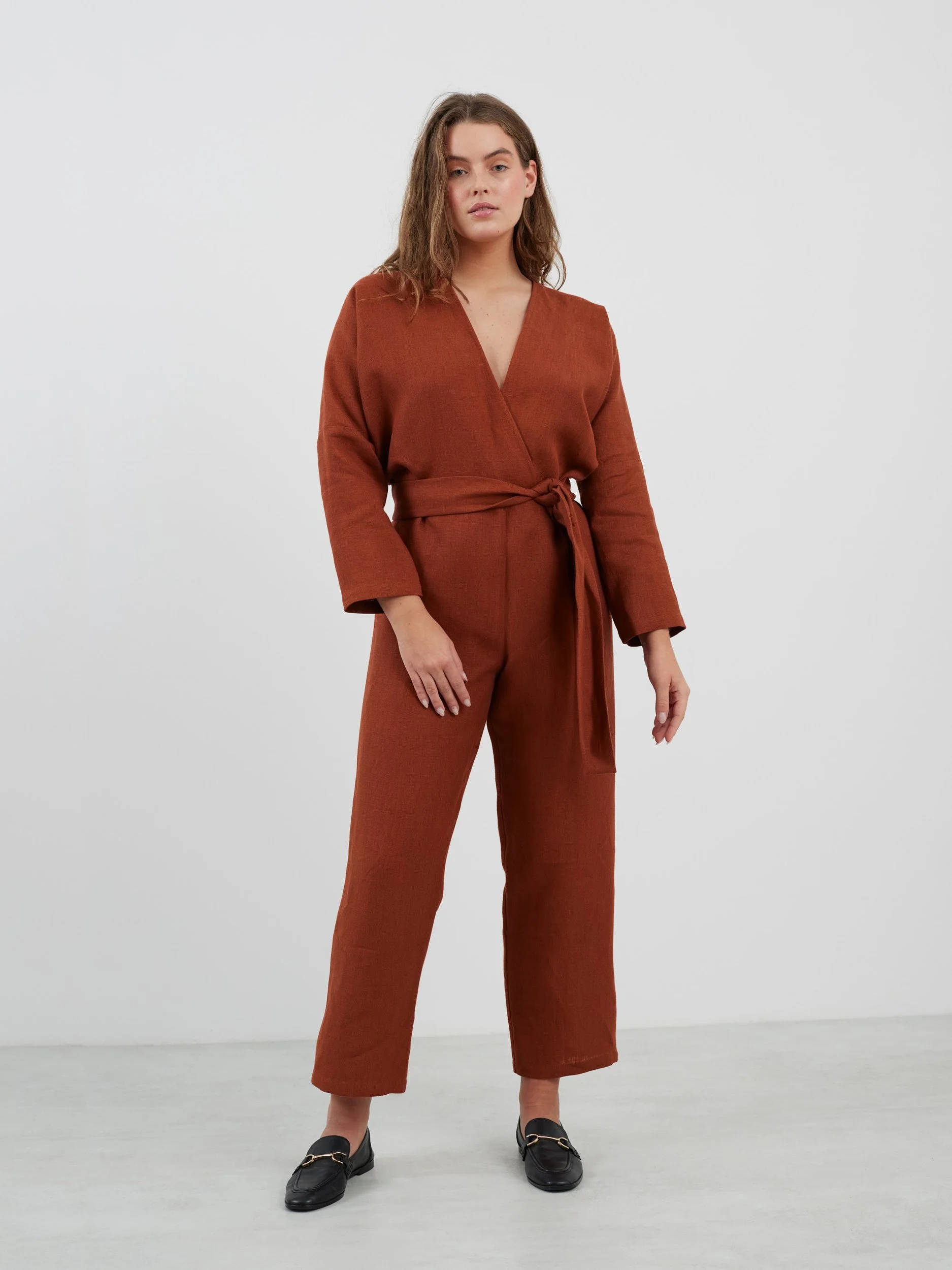 Bild 2 von ATLAS Leinen Jumpsuit mit langen Ärmeln in Heavy Rust von Love and Confuse