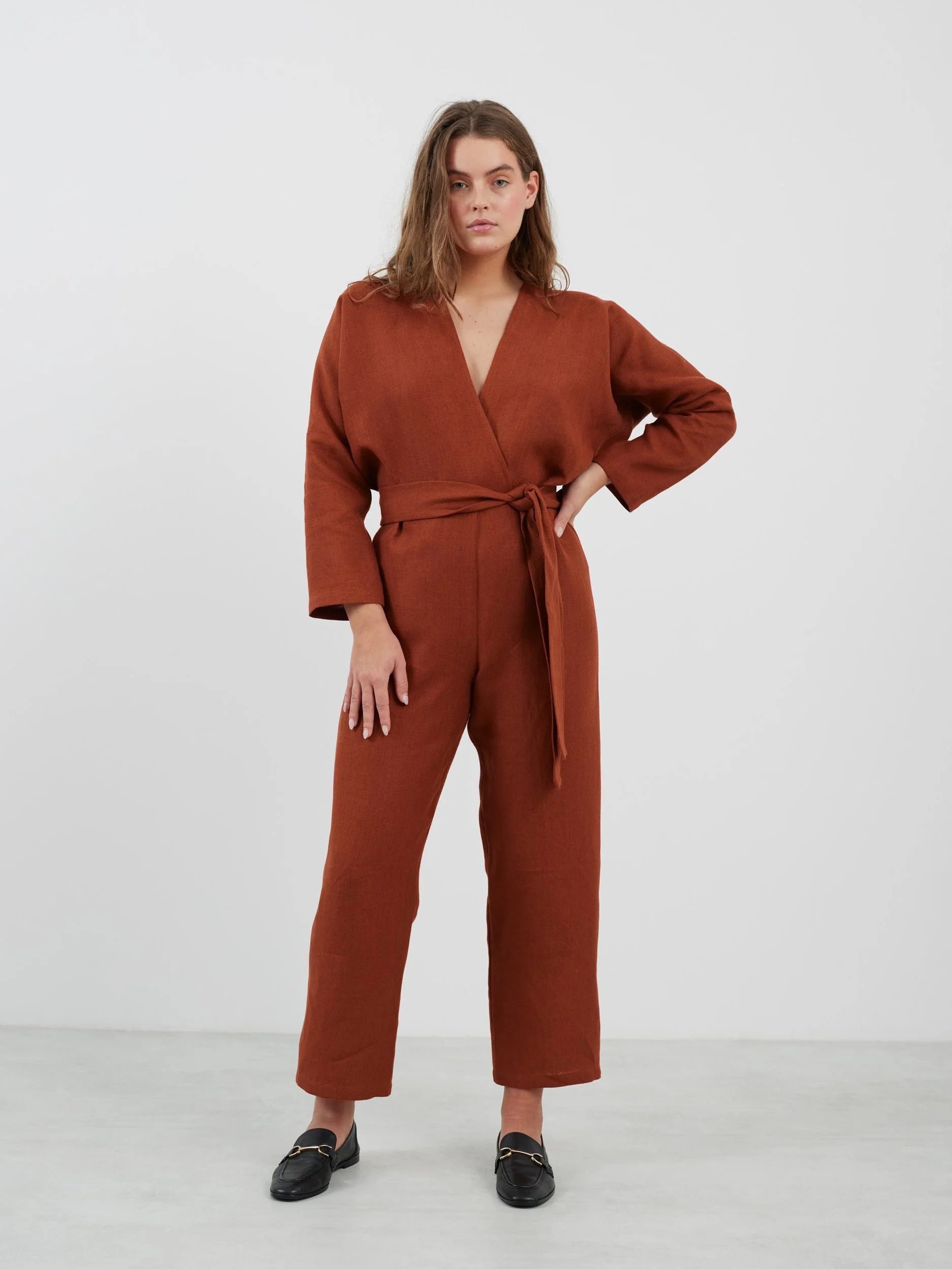 Bild 4 von ATLAS Leinen Jumpsuit mit langen Ärmeln in Heavy Rust von Love and Confuse