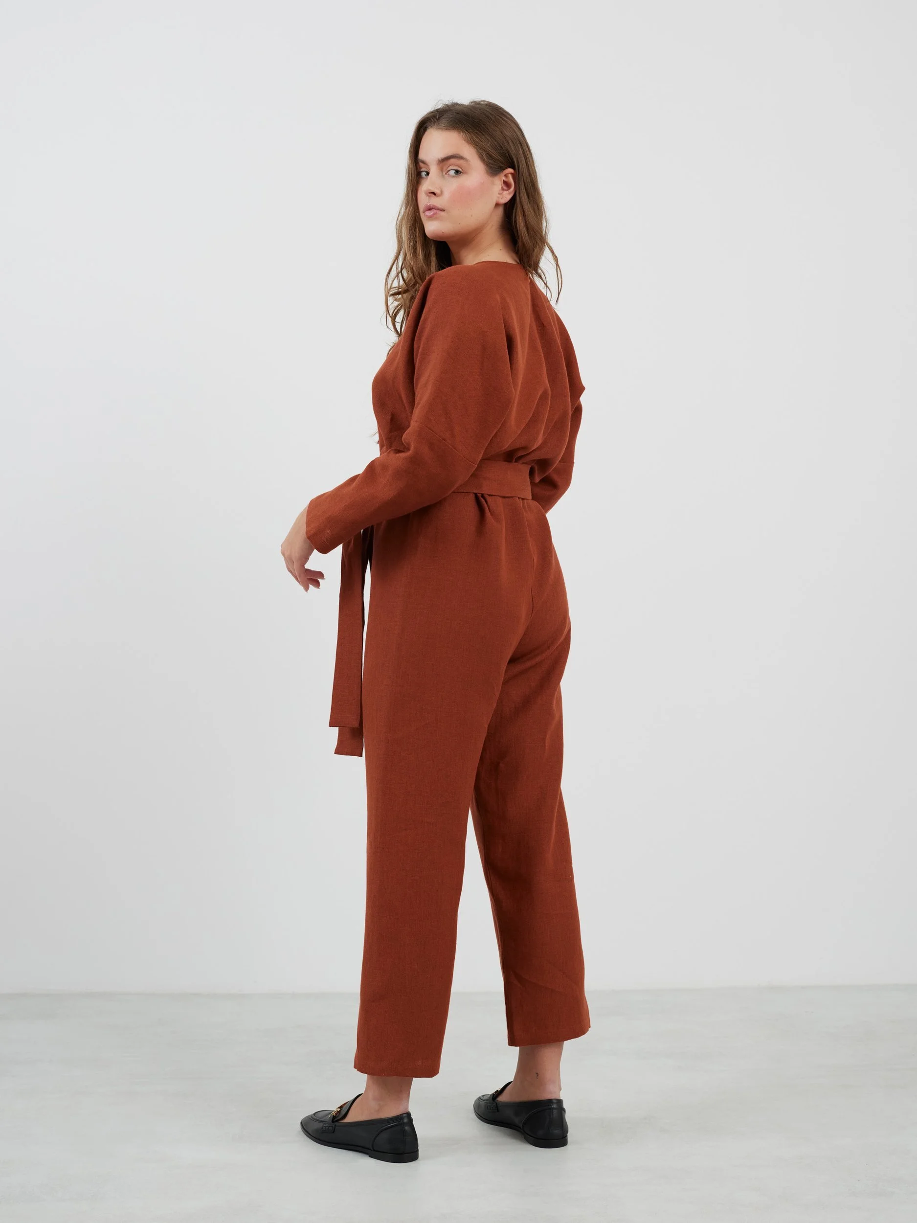 Bild 5 von ATLAS Leinen Jumpsuit mit langen Ärmeln in Heavy Rust von Love and Confuse