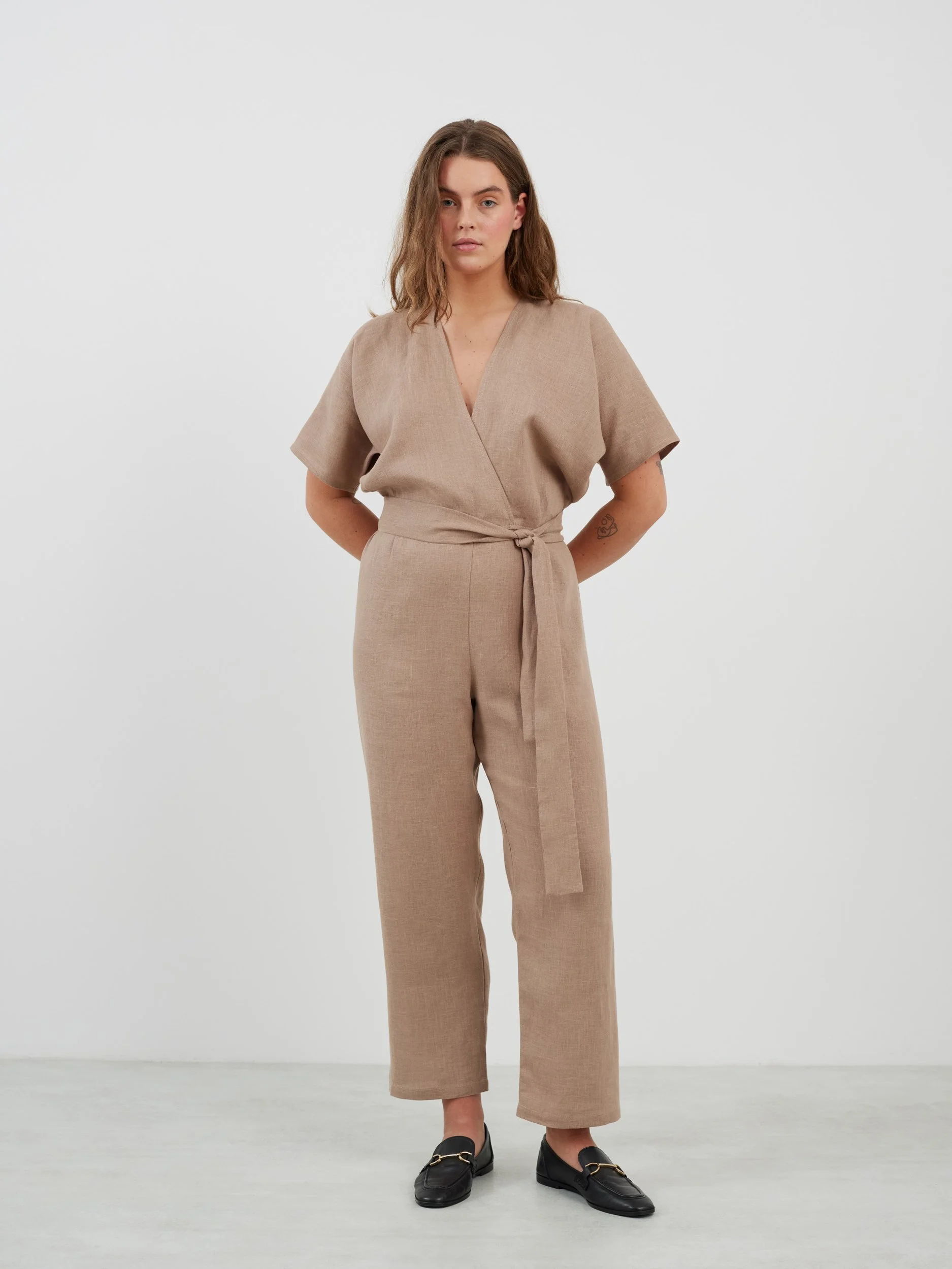 Bild 4 von AURORA Leinen Jumpsuit in von Love and Confuse
