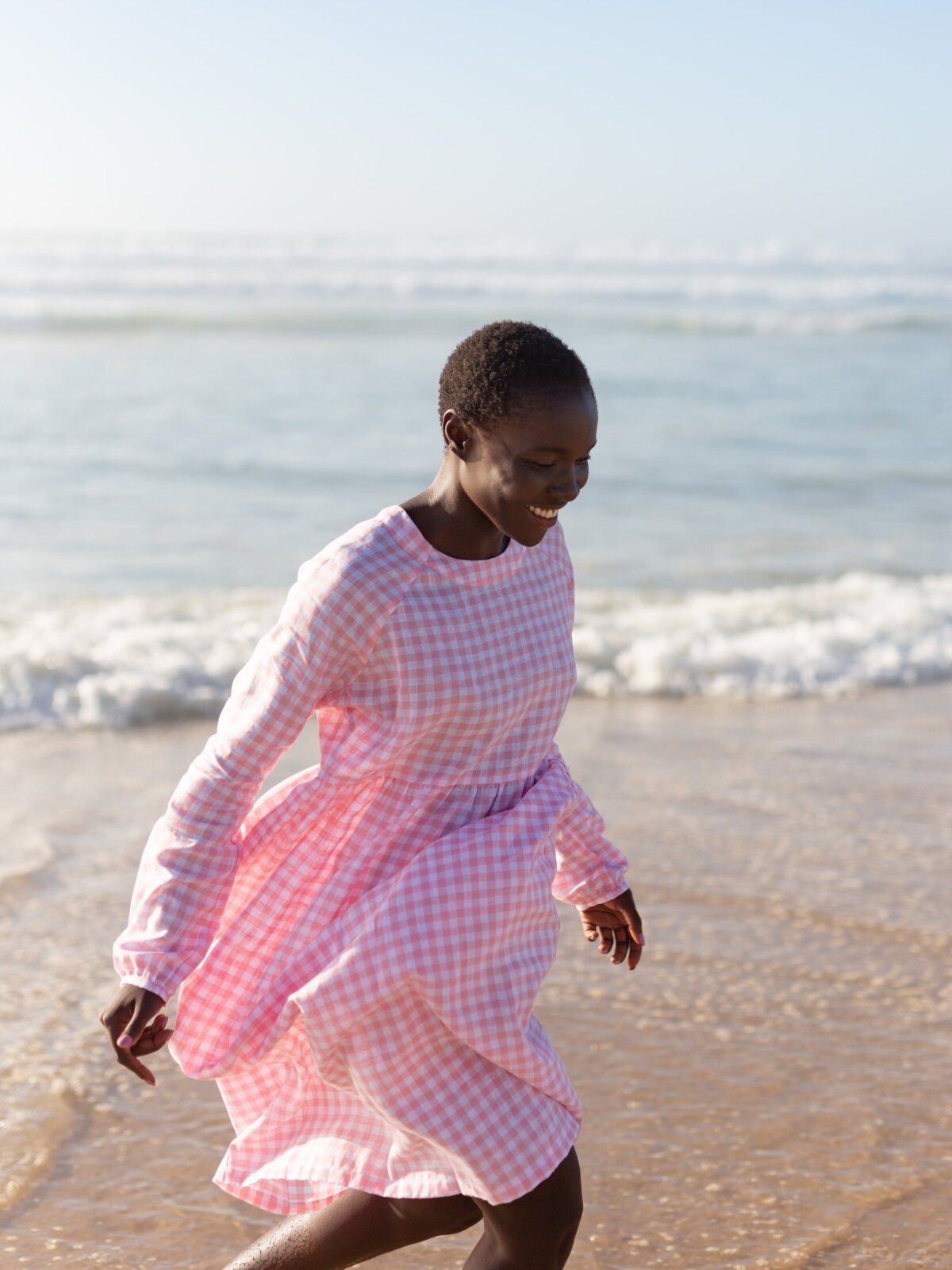 BAY pellava midimekko vaaleanpunaisessa ruutukuosissa edestä — empirevyötärö ja laskostettu helma