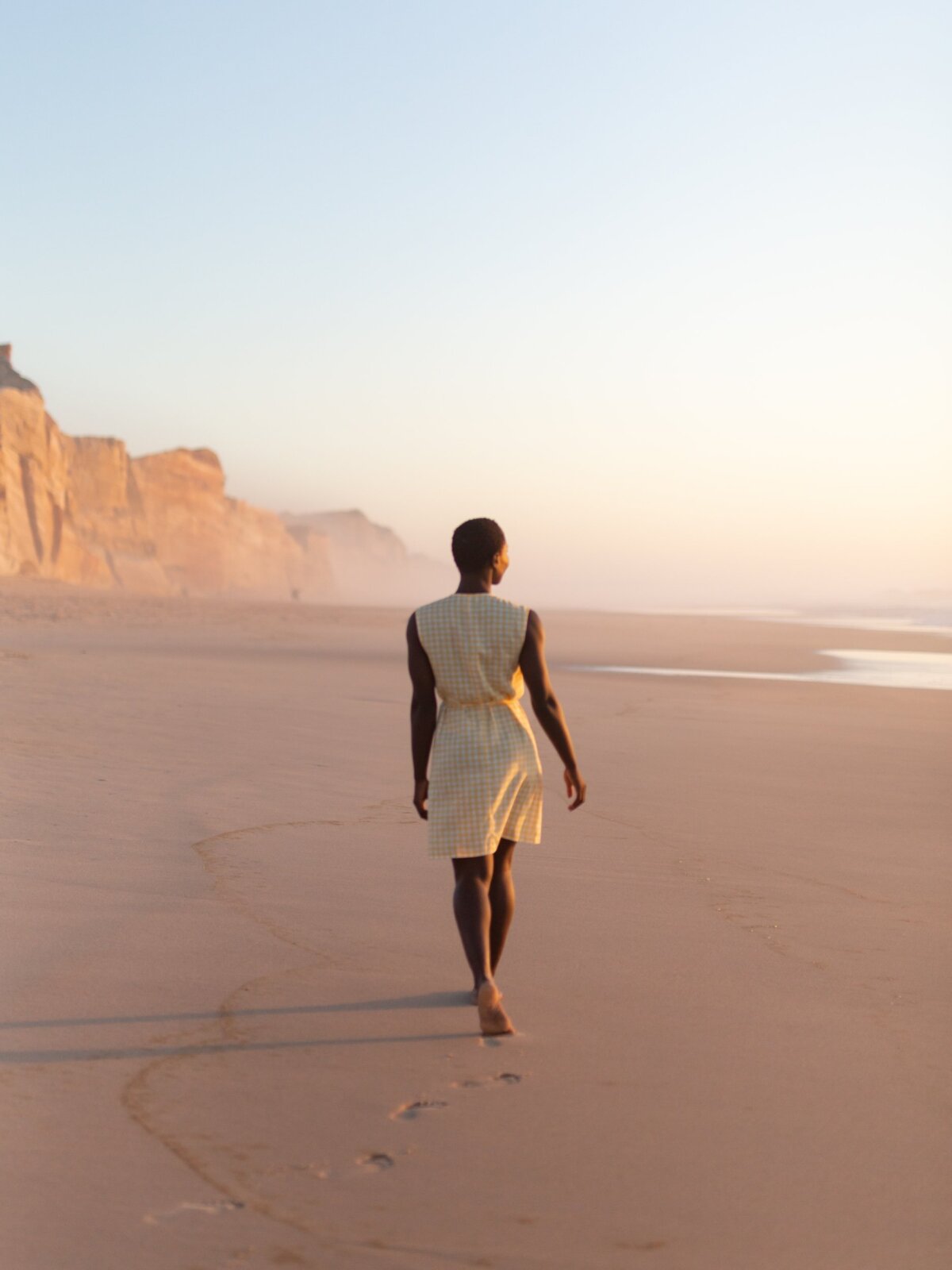 BROOKE lyhyt kietaisumekko Ruudullinen Keltainen — takaa