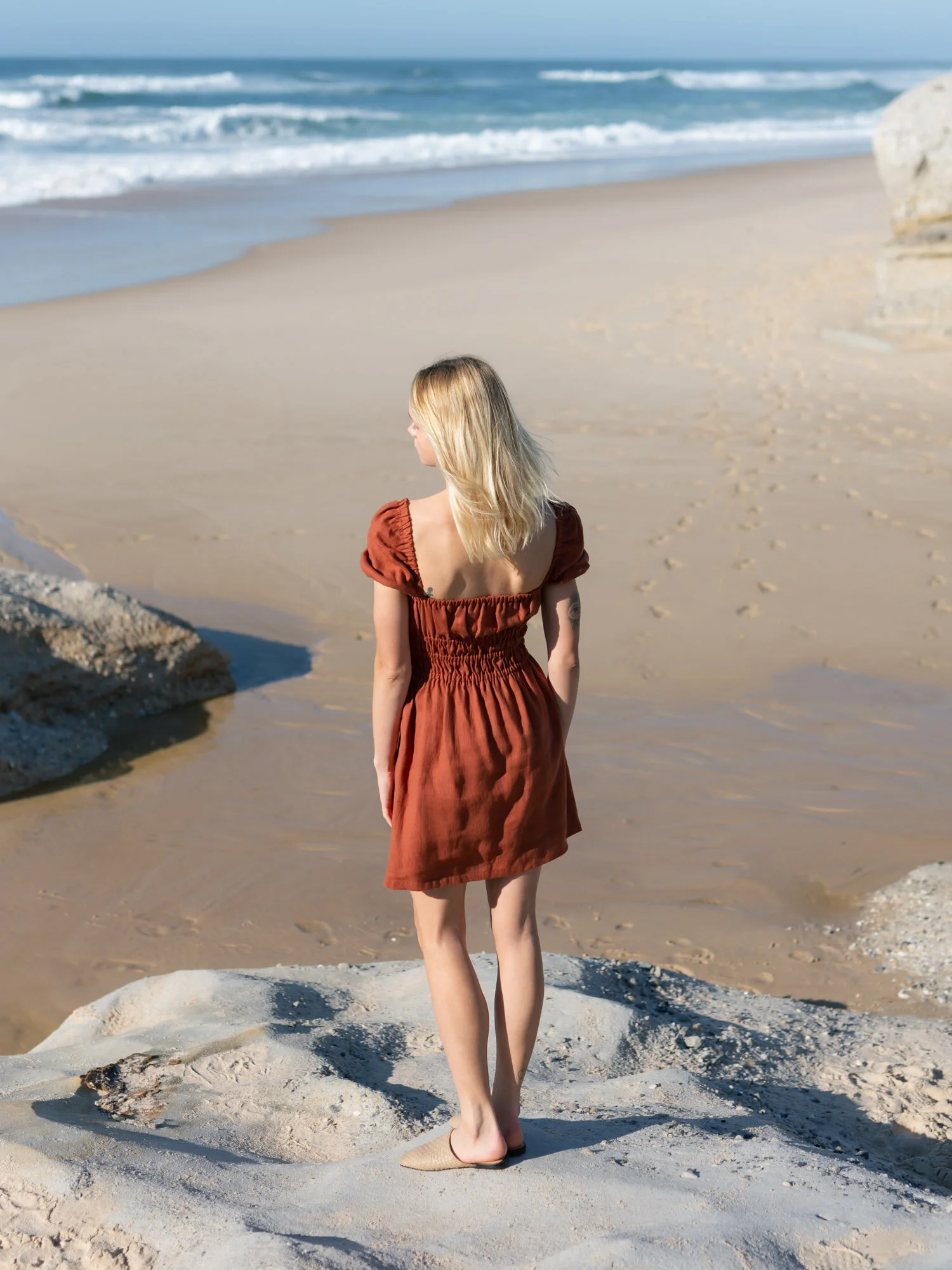 Bild 3 von CIELLE Sommerkleid aus Leinen mit Puffärmeln in von Love and Confuse