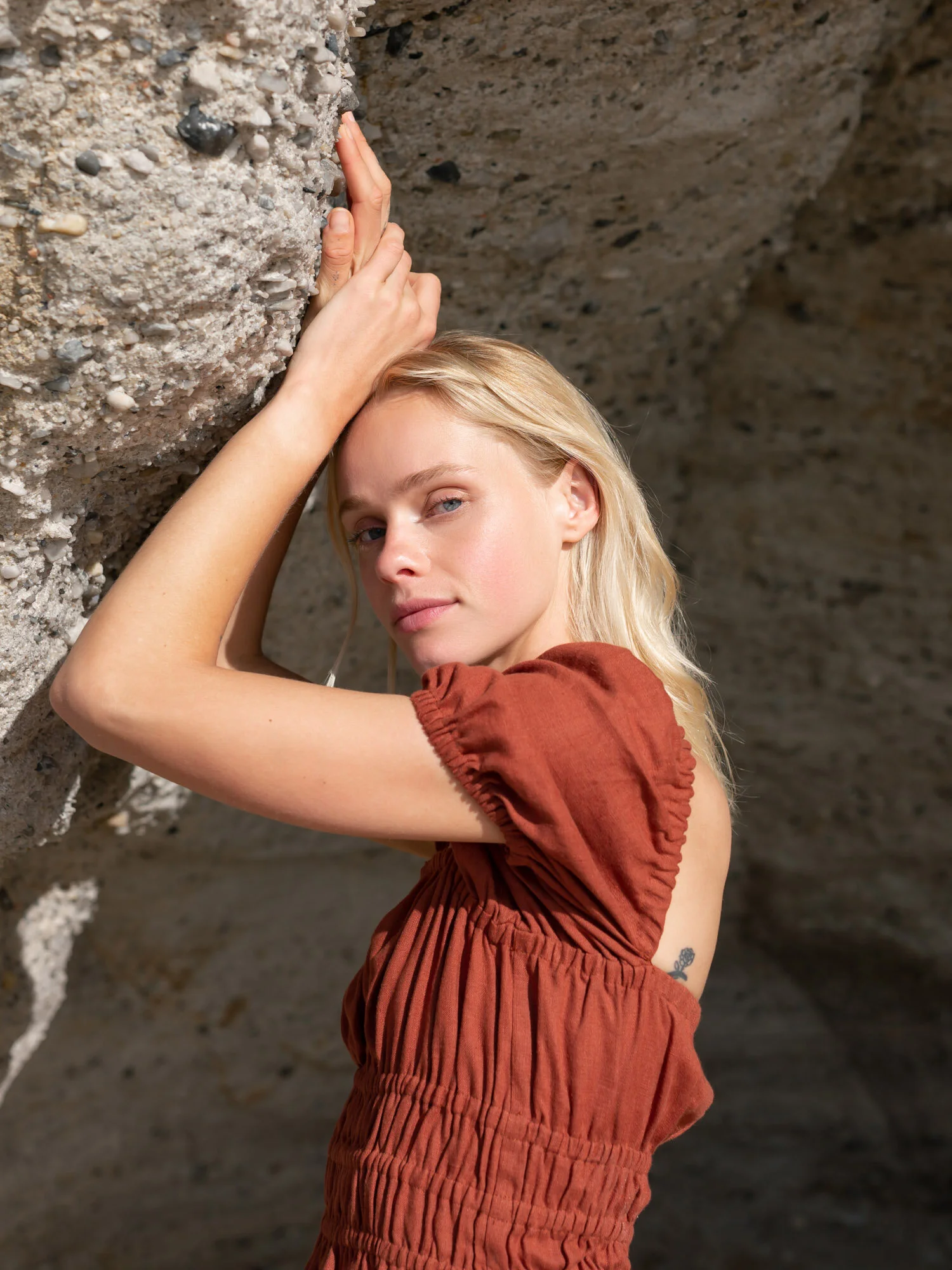 Bild 4 von CIELLE Sommerkleid aus Leinen mit Puffärmeln in von Love and Confuse