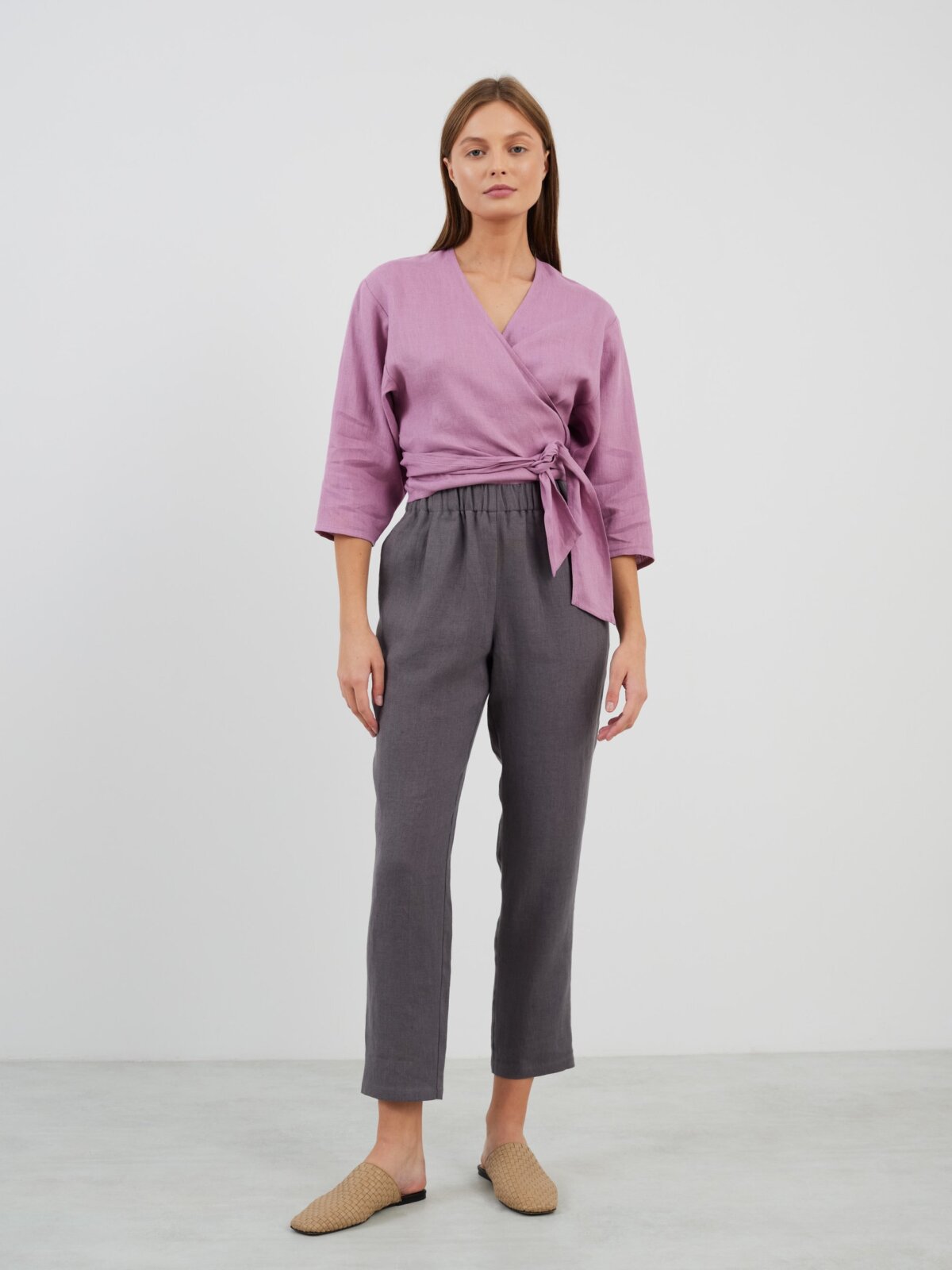 CLAIRE pellavapaita Orkidea — kokovartalokuva — kolmiosahihat ja solmittava vyö