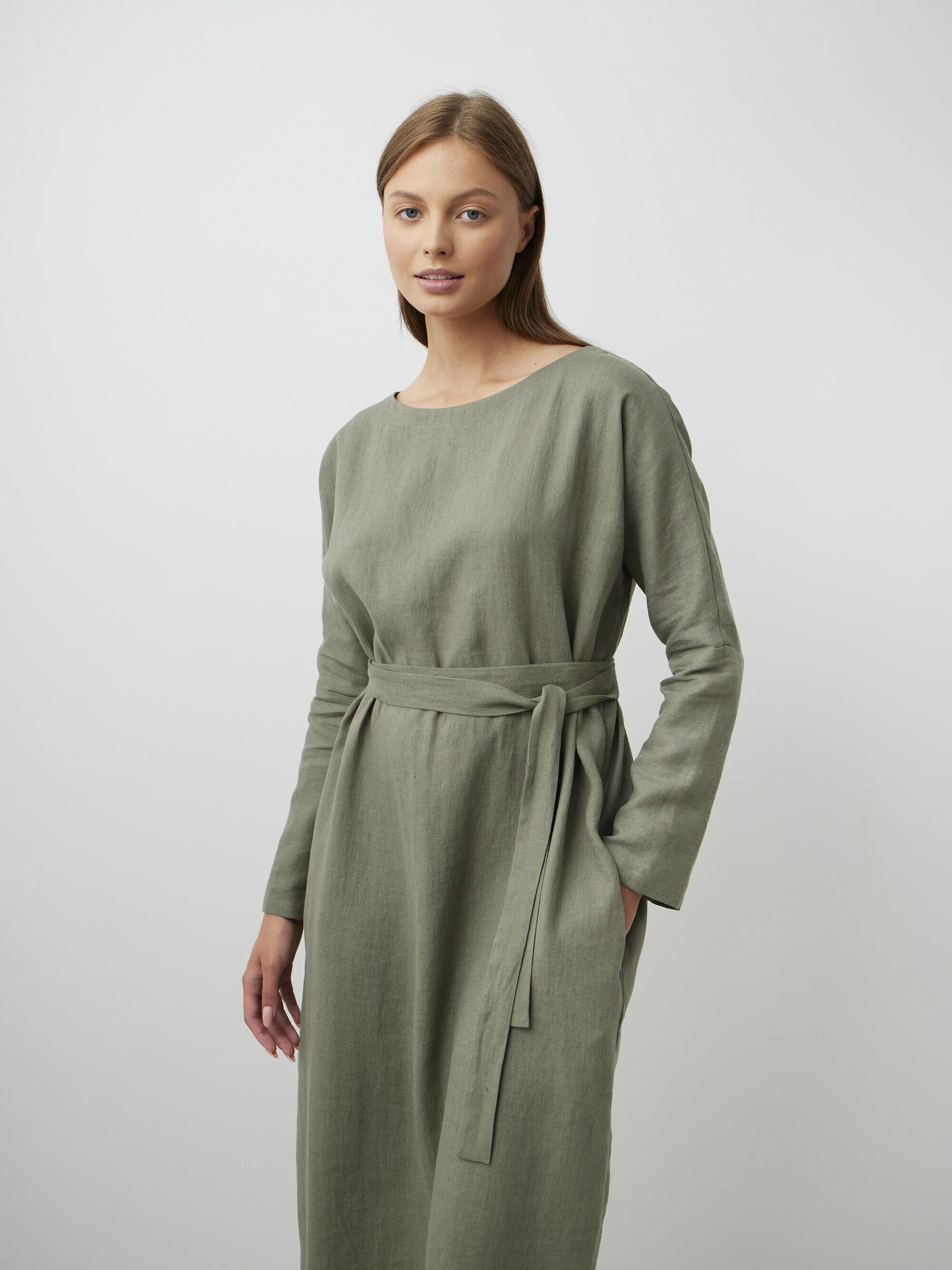 Bild 4 von DAWN Leinenkleid Midi & Maxi in Sage Green, you can also choose other colors above von Love and Confuse